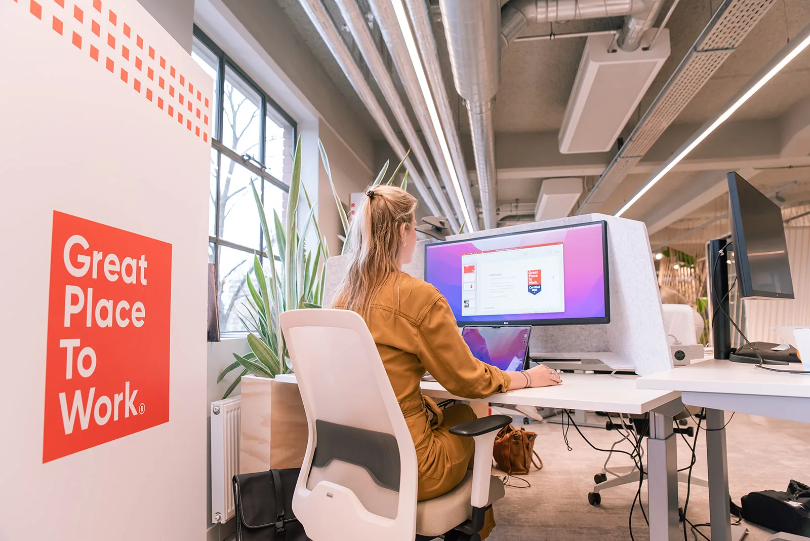 Une collaboratrice de Great Place To Work Pays-Bas à son poste de travail, dans les bureaux de Haarlem