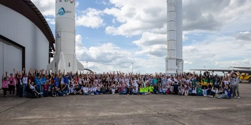 Les participants de la finale du Concours CGénial 2024, réunis devant la maquette de la fusée Ariane