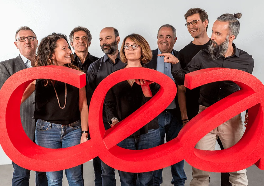 Une équipe du CEA réunie derrière les lettres géantes du logo — photo Fabien Rouire / CEA