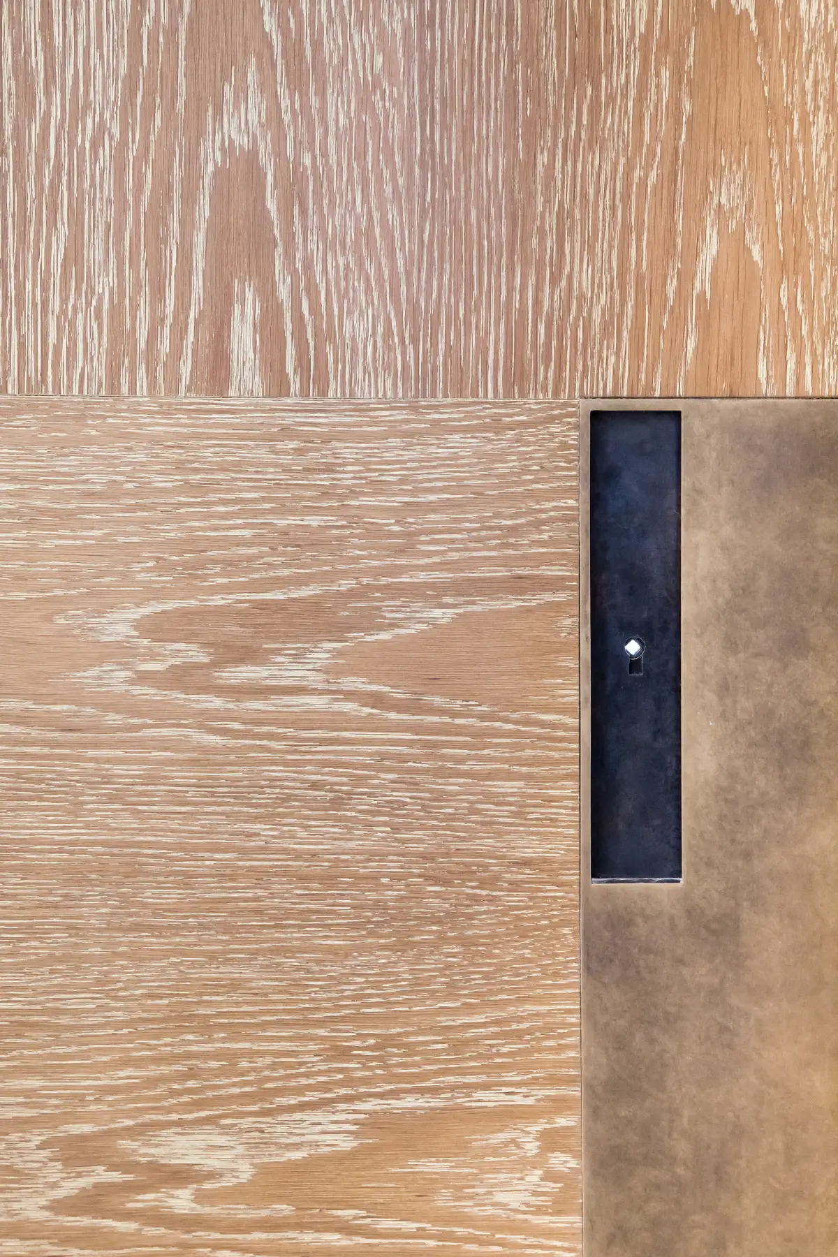 Image d'illustration pour le service AMO qui représente un gros plan d'une serrure de porte en bois