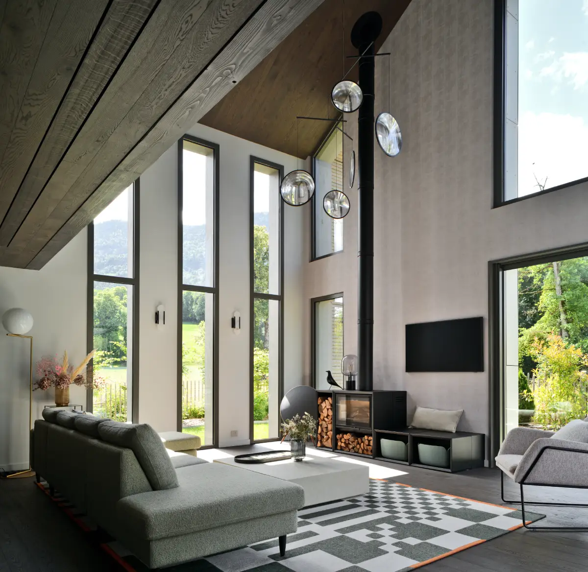 Villa G, à Aix-les-bains, intérieur salon moderne et épuré, grand hauteur sous plafond avec de grandes fenêtres verticales, projet Sepia Architecture