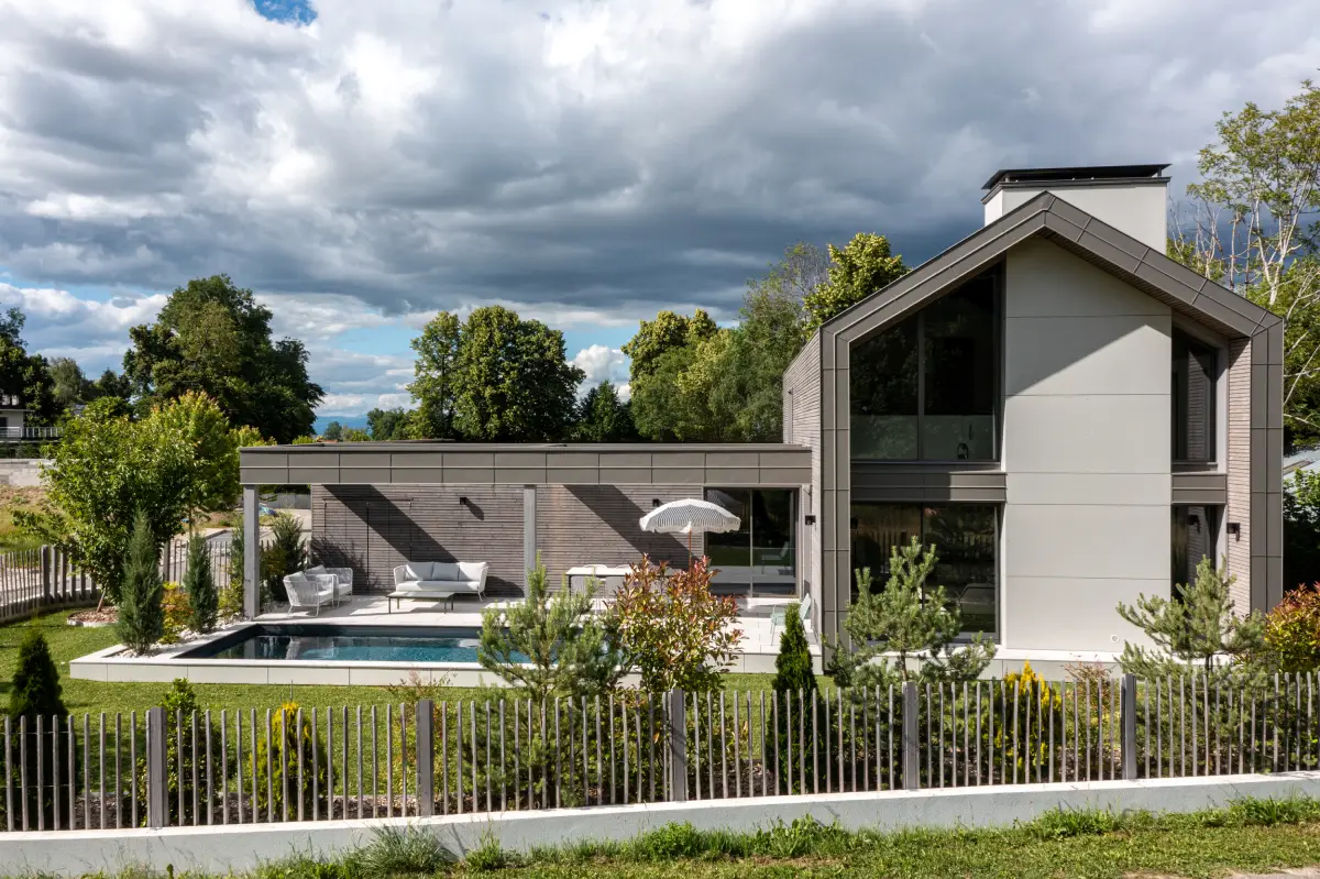 Villa G, à Aix-les-bains, extérieur vue principal de la villa avec sa piscine, projet Sepia Architecture