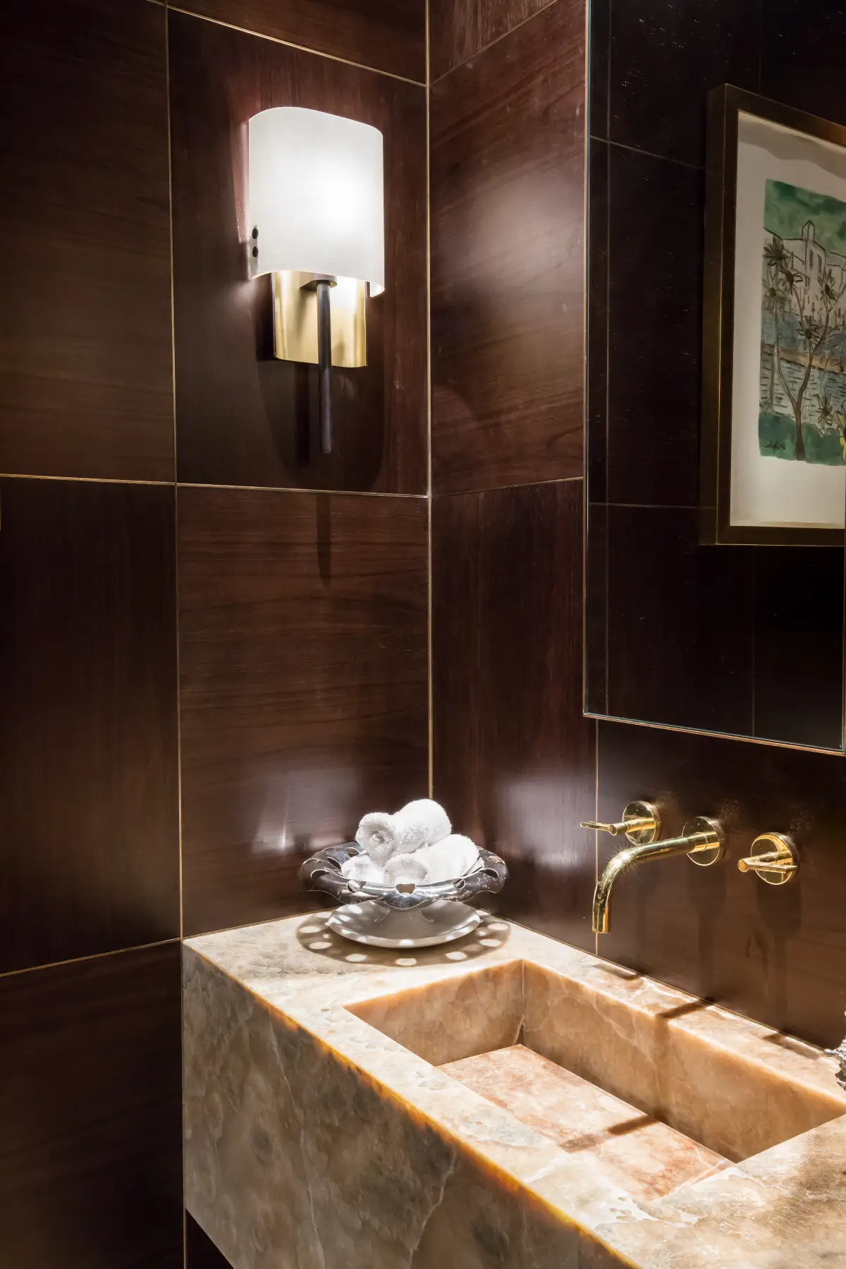 Villa A à Londres, vue détail de la salle de bain, avec un lavabo en marbre