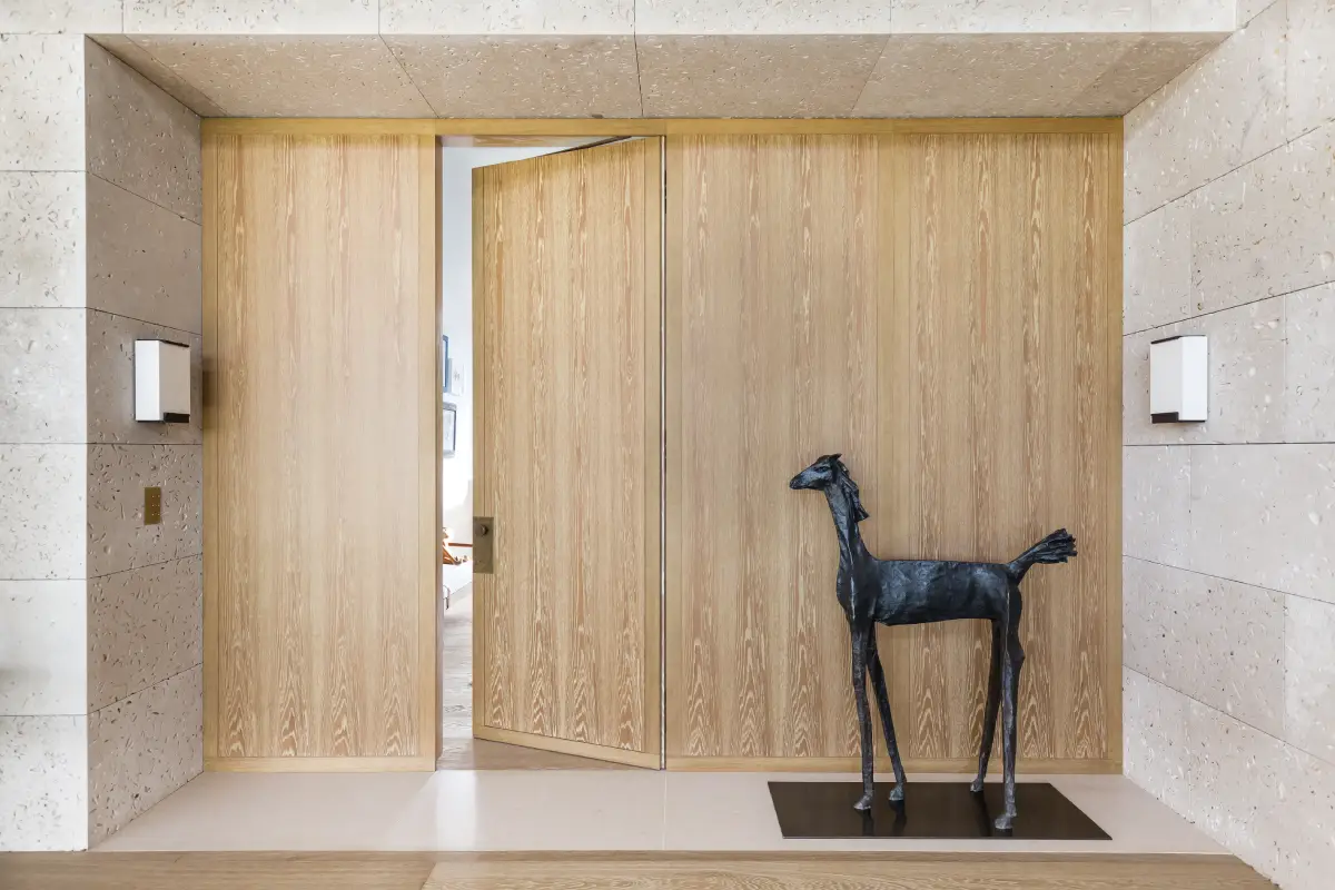 Villa A, Londres, vue intérieure de l'entrée avec la porte ouverte et la sculpture d'un cheval sur la palier