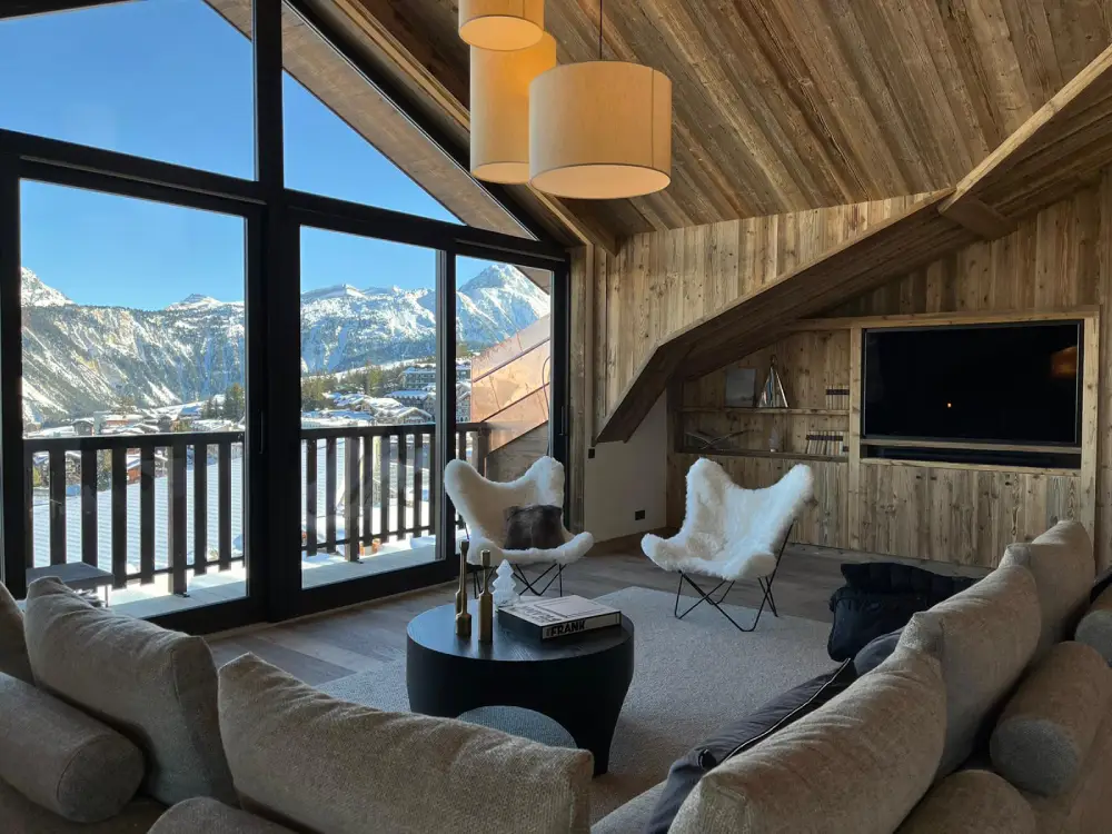 Appartement D, Courchevel, intérieur vue salon orienté fenêtre avec vue sur les montagnes