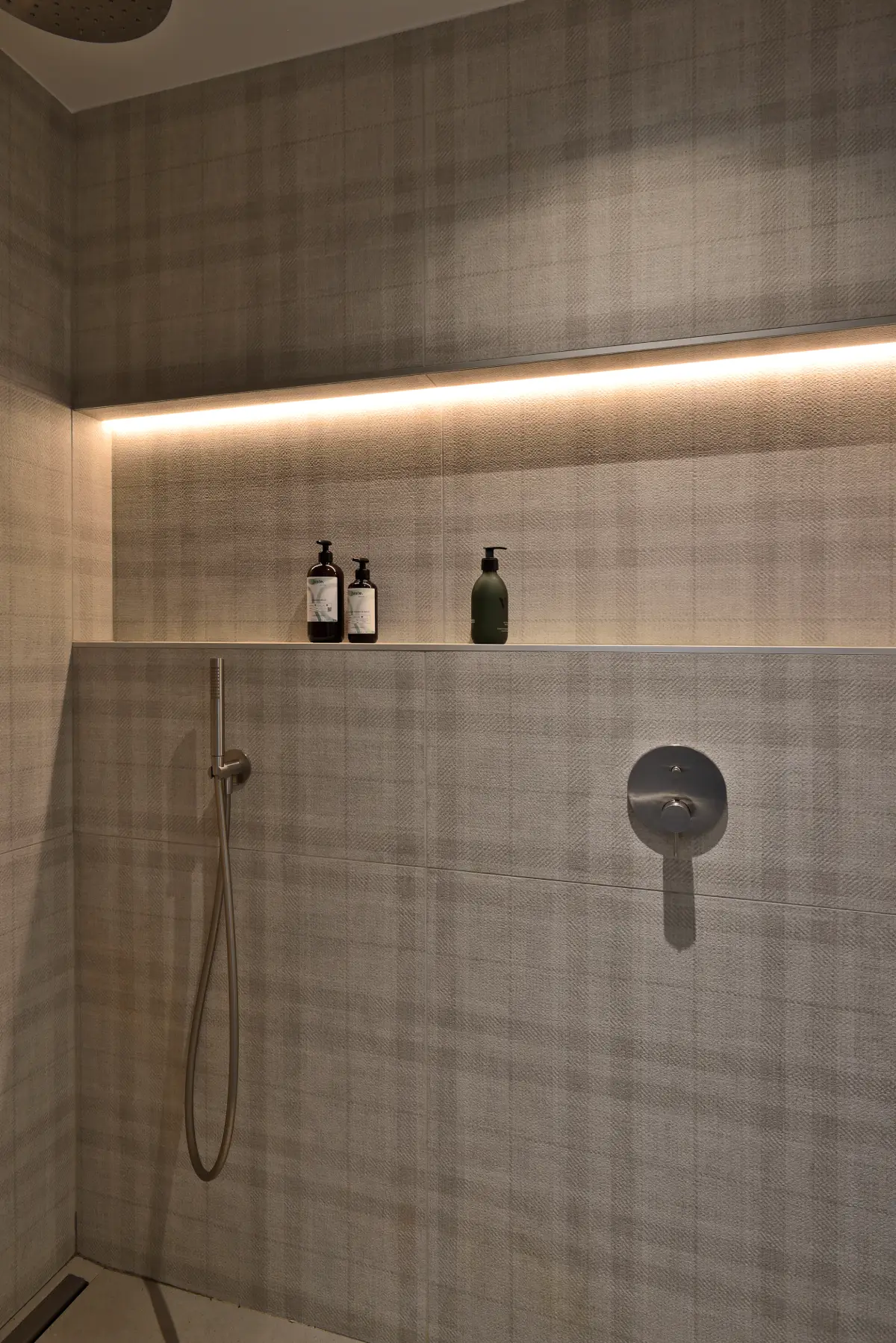 Villa C, Annecy, détail salle de bain, photo par Erick Saillet