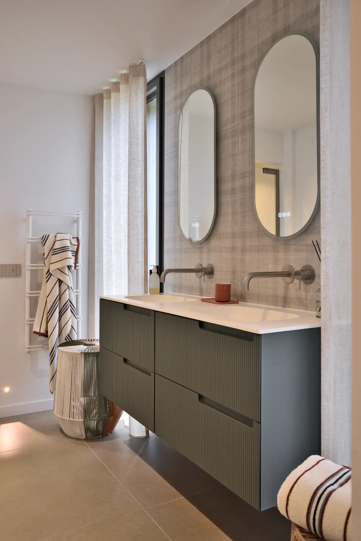 Villa C, Annecy, intérieur salle de bain avec 2 vasques et 2 miroir, photo par Erick Saillet
