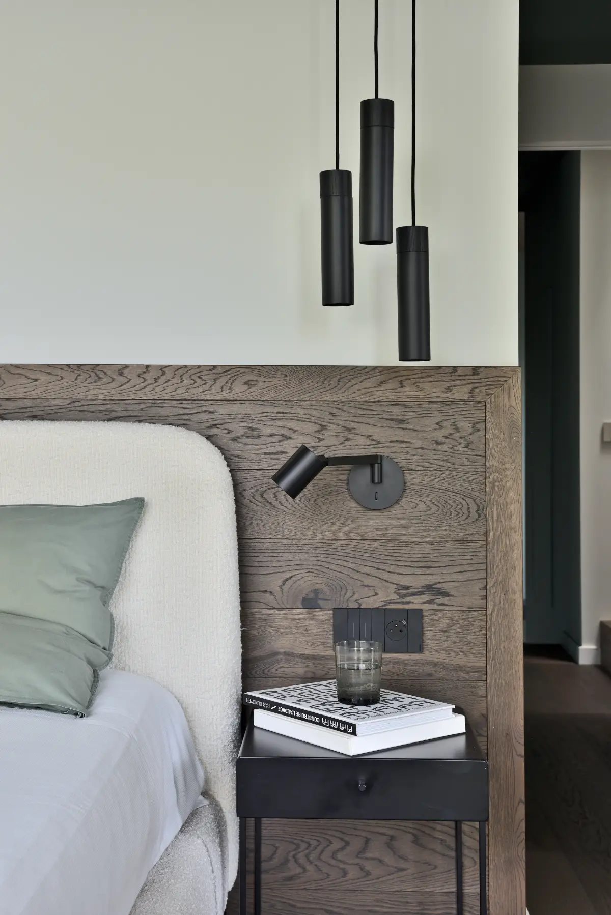 Villa C, Annecy, intérieur chambre, détail sur la table de nuit et la tête de lit en bois, photo par Erick Saillet