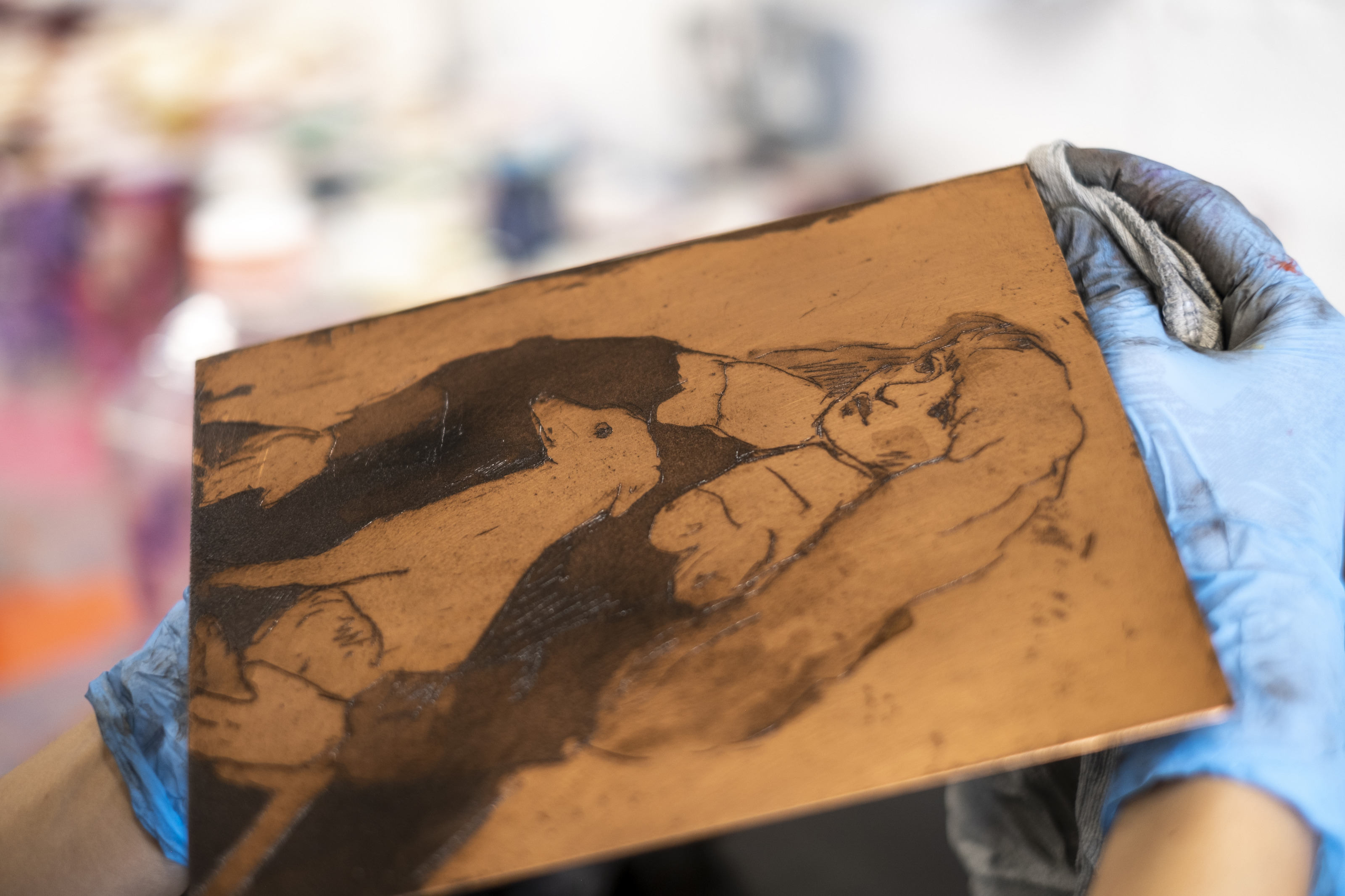 One Thousand Living Things Are Sleeping in My Arms in production: the inked copper etching plate held in a gloved hand at Atelier JI.