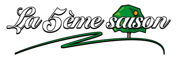 Texte en écriture blanche disant La 5ème saison avec un dessin minimaliste d’un arbre vert.