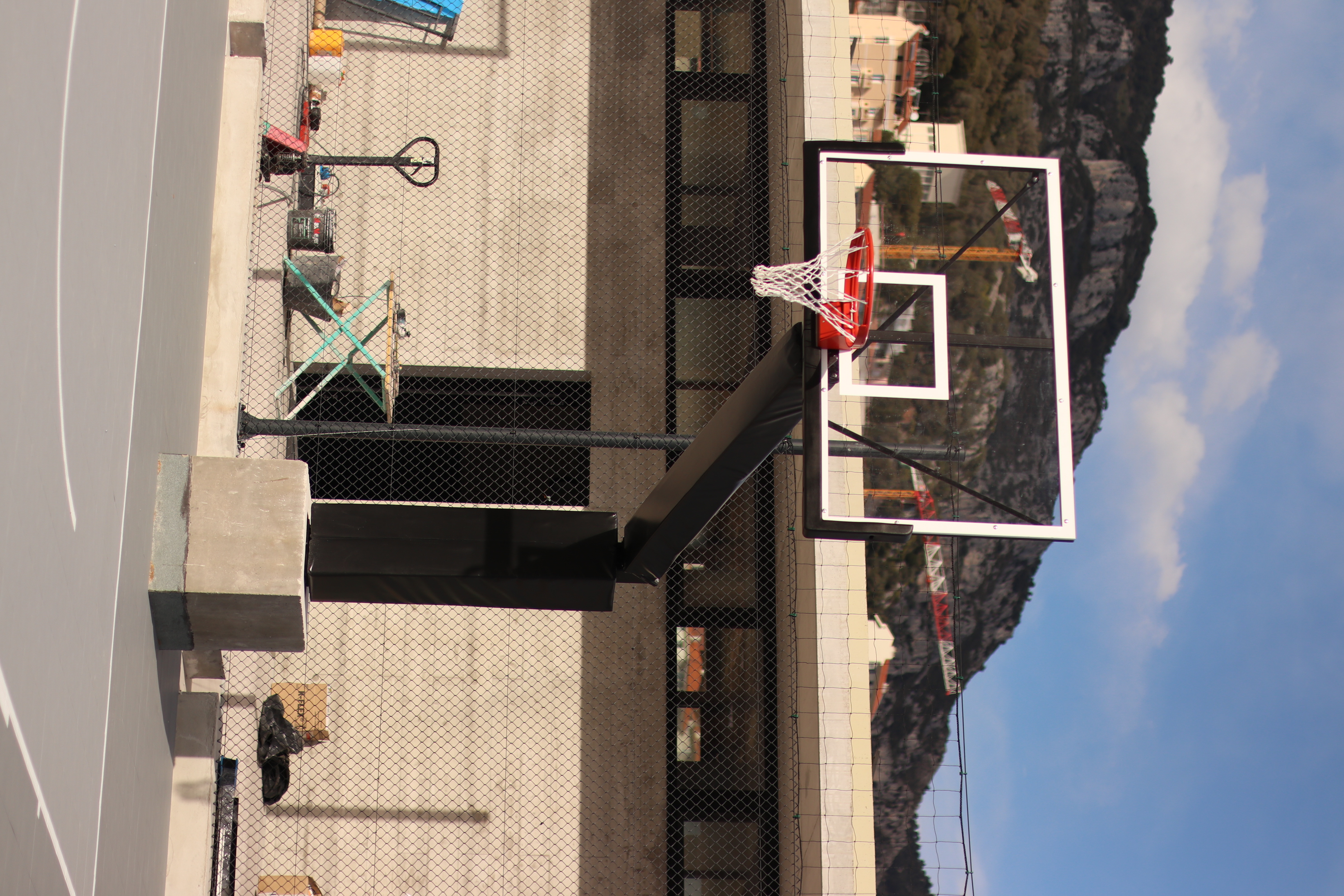 Terrain de basket en dalles sportives réalisé par Sol Sportif
