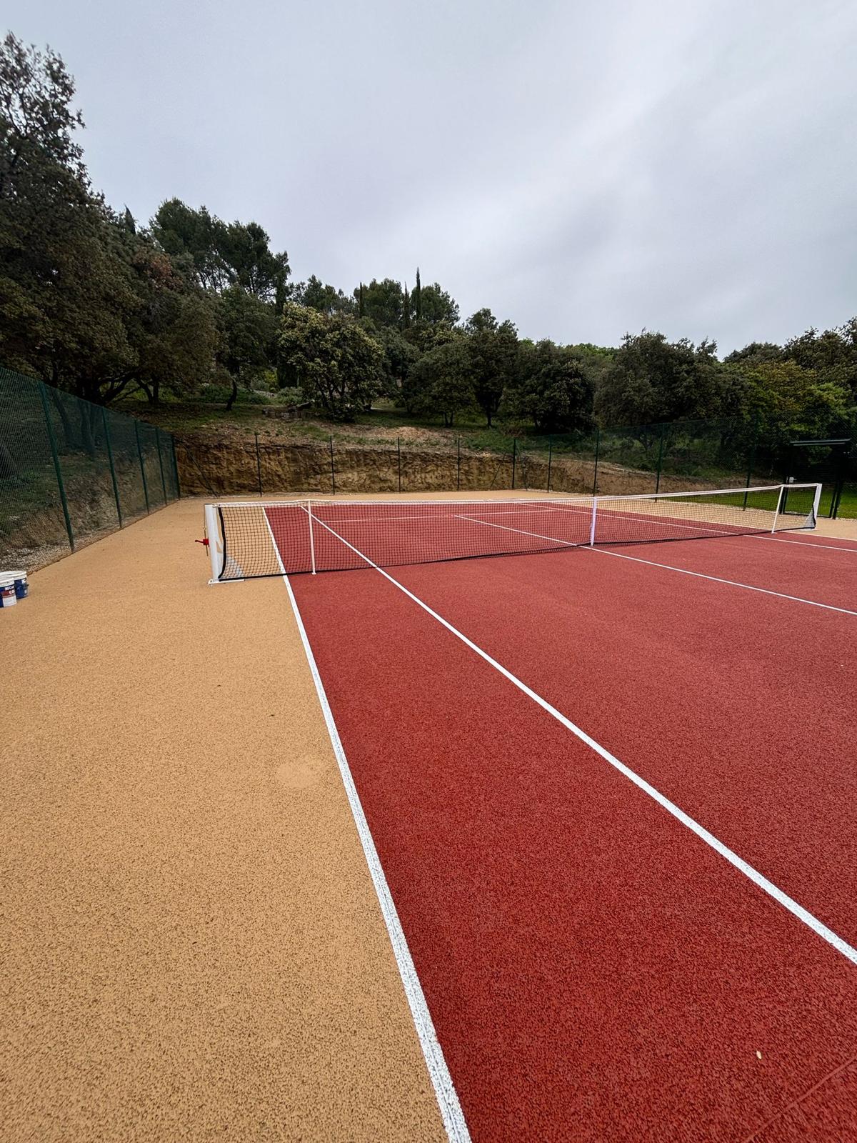 Court de tennis en béton poreux