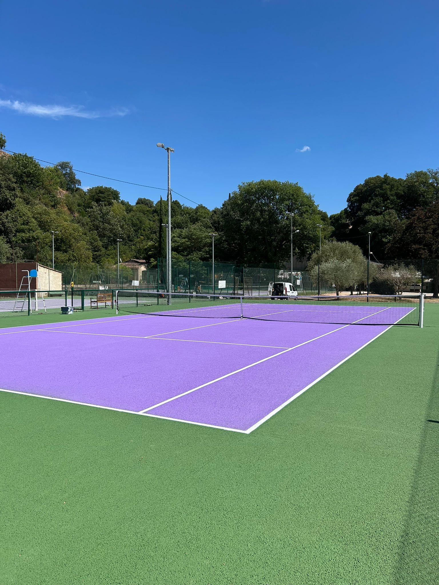 Court de tennis nettoyé et entretenu