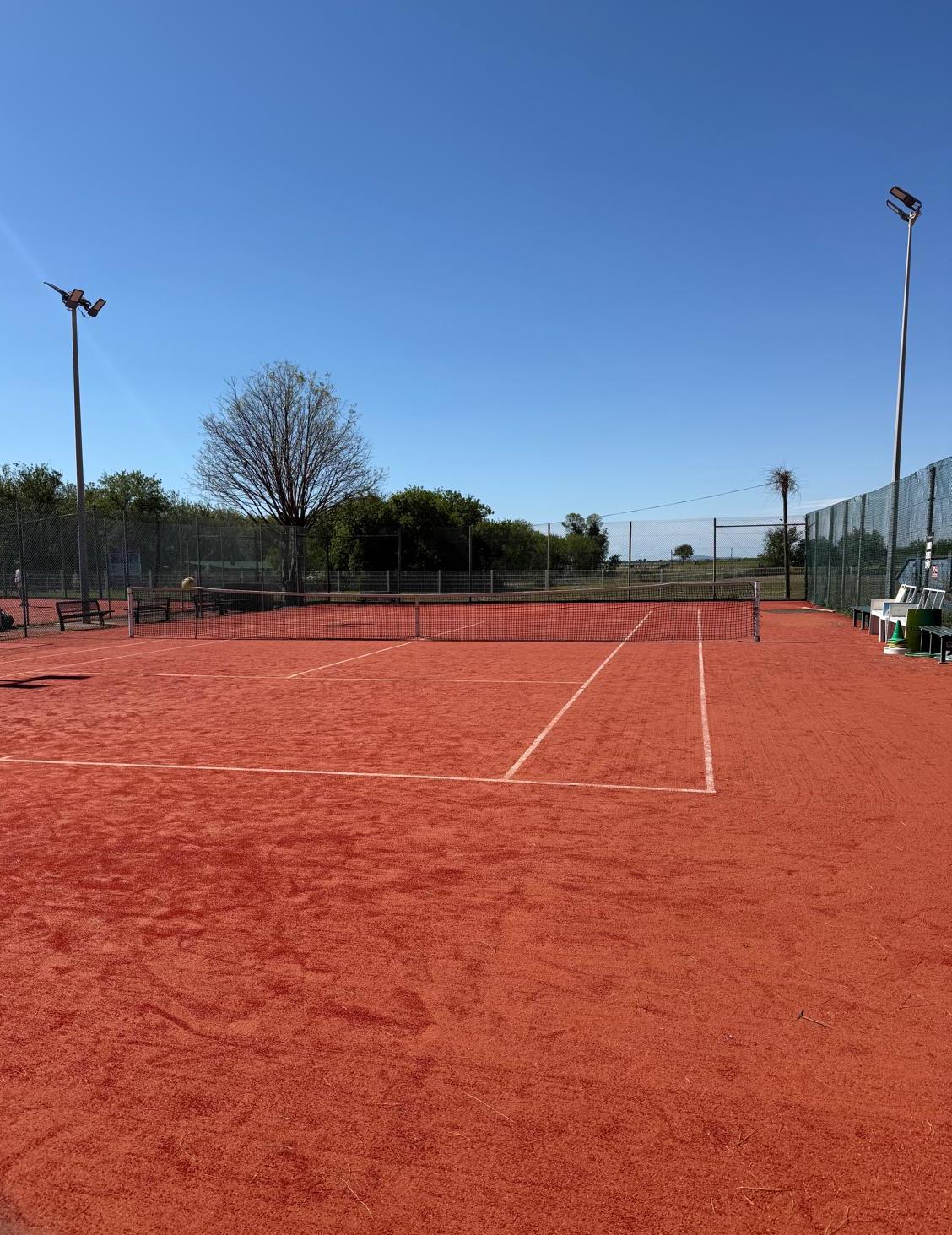 Surface d'un court de tennis à nettoyer