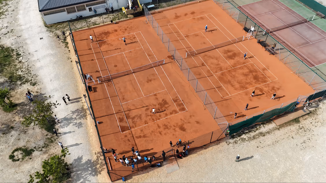 Surface d'un court de tennis en terre battue