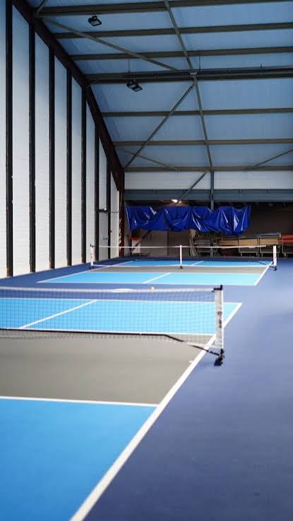 Terrains de pickleball en résine en salle, aire de jeu et zone de non-volée bicolores, lignes blanches, réalisation Sol Sportif