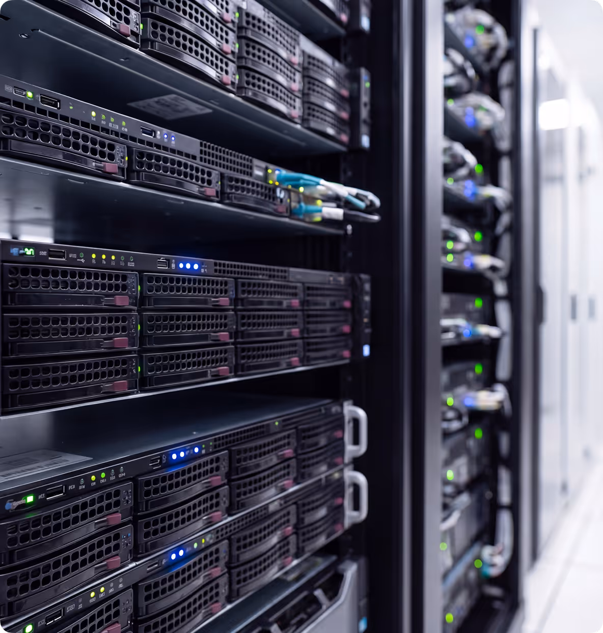 Racks de serveurs informatiques avec voyants lumineux verts et bleus dans une salle de données.