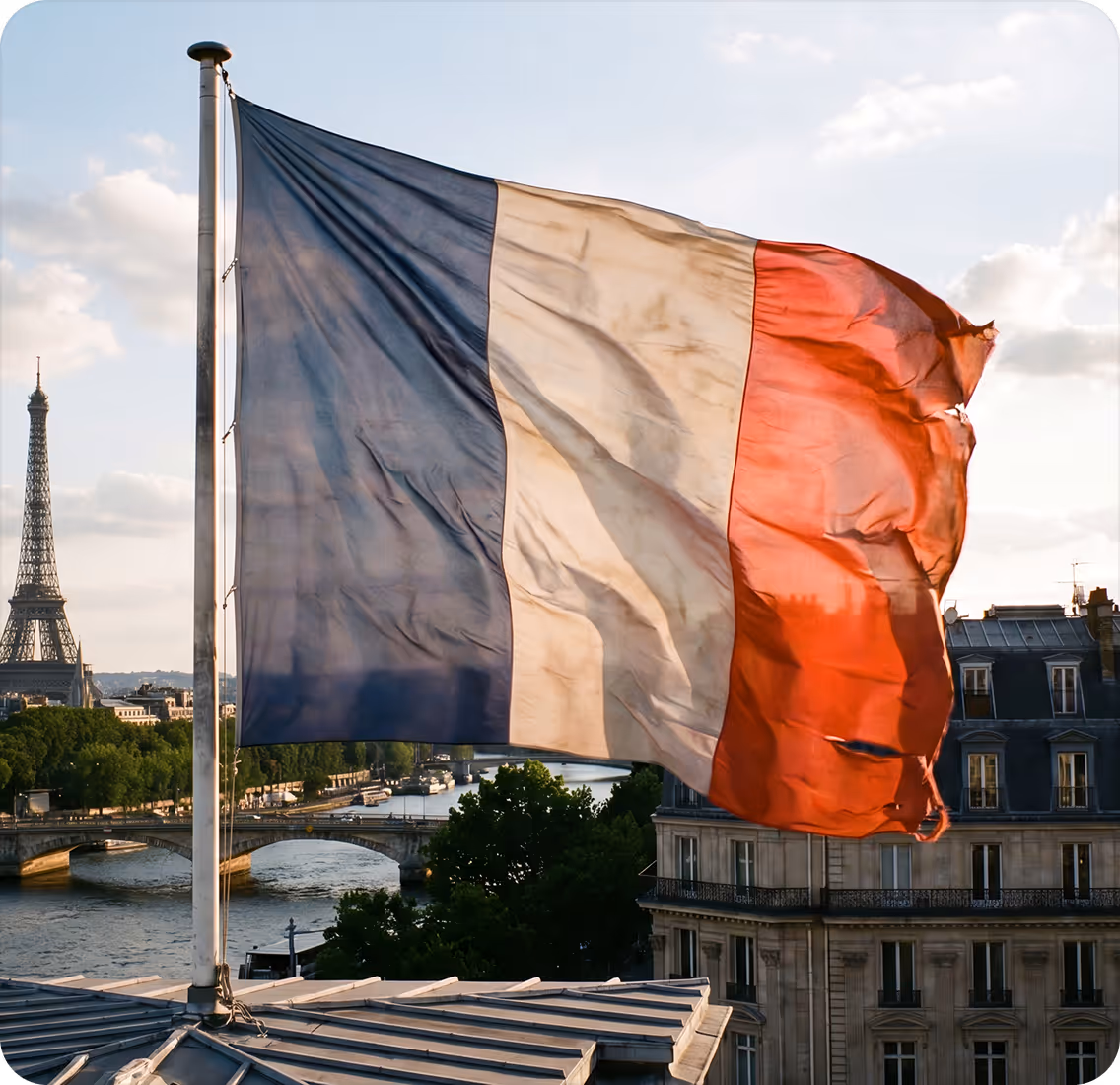Drapeau français flottant à côté de la tour Eiffel et de la Seine au coucher du soleil à Paris.