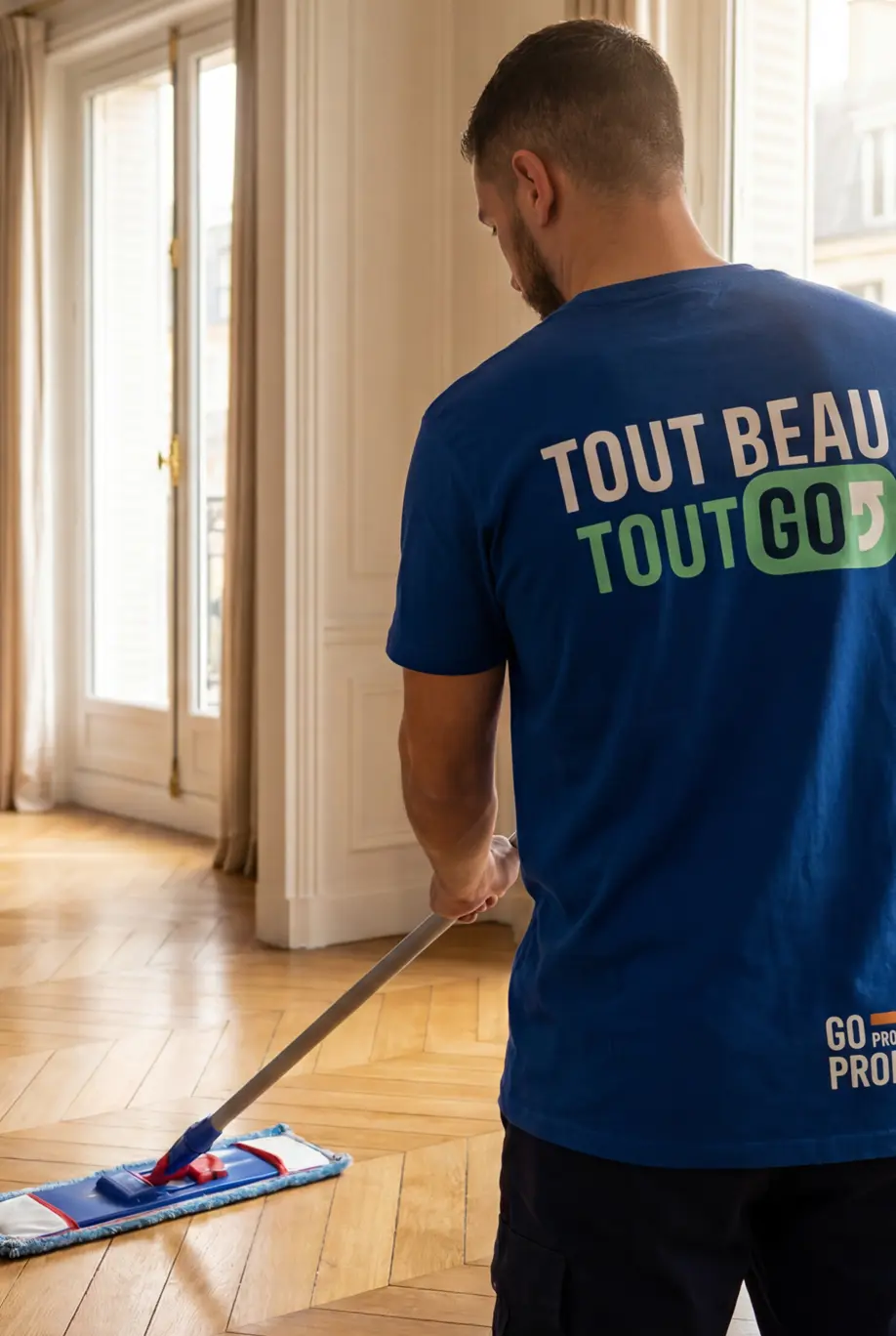 employé go propreté en plein travail