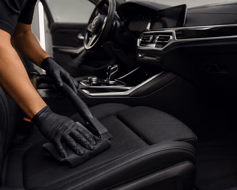 SL Deluxe Autoreinigung in Wien - Professionelle Fahrzeugaufbereitung innen und außen mit Fokus auf Detail, Schutz und Glanz.