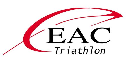 Logo EAC Triathlon avec un design rouge stylisé au-dessus du texte.