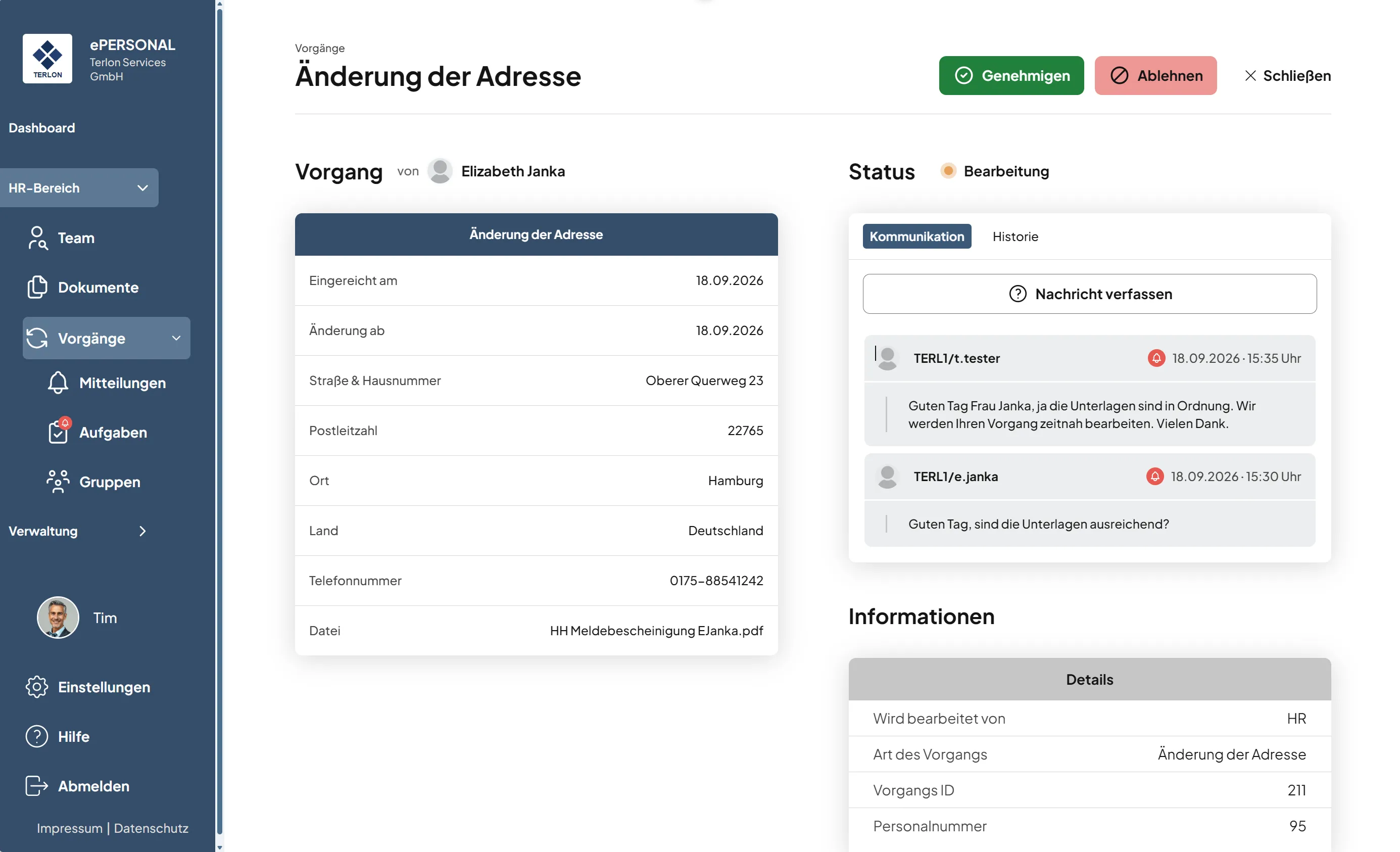 Benutzeroberfläche eines HR-Systems zeigt den Vorgang Änderung der Adresse von Elizabeth Janka. Details umfassen Einreichungsdatum 18.09.2026, neue Adresse Oberer Querweg 23, 22765 Hamburg, Deutschland, Telefonnummer 0175-88541242, und eine hochgeladene Datei HH Meldebescheinigung EJanka.pdf. Status ist Bearbeitung. Kommunikationsbereich zeigt zwei Nachrichten vom 18.09.2026 bezogen auf die Dokumente. Informationsbereich listet Bearbeiter HR, Vorgangsart Änderung der Adresse, Vorgangs-ID 211 und Personalnummer 95. Die linke Seitenleiste zeigt Navigationselemente wie Dashboard, HR-Bereich, Team, Dokumente, Vorgänge, Mitteilungen, Aufgaben, Gruppen, Verwaltung, Einstellungen, Hilfe und Abmelden.