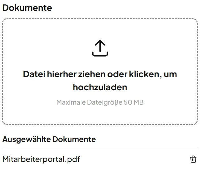 Benutzeroberfläche zum Hochladen von Dokumenten mit dem Text: 'Datei hierher ziehen oder klicken, um hochzuladen. Maximale Dateigröße 50 MB.' Darunter steht 'Ausgewählte Dokumente' mit einer Datei namens 'Mitarbeiterportal.pdf' und einem Symbol zum Löschen der Datei.
