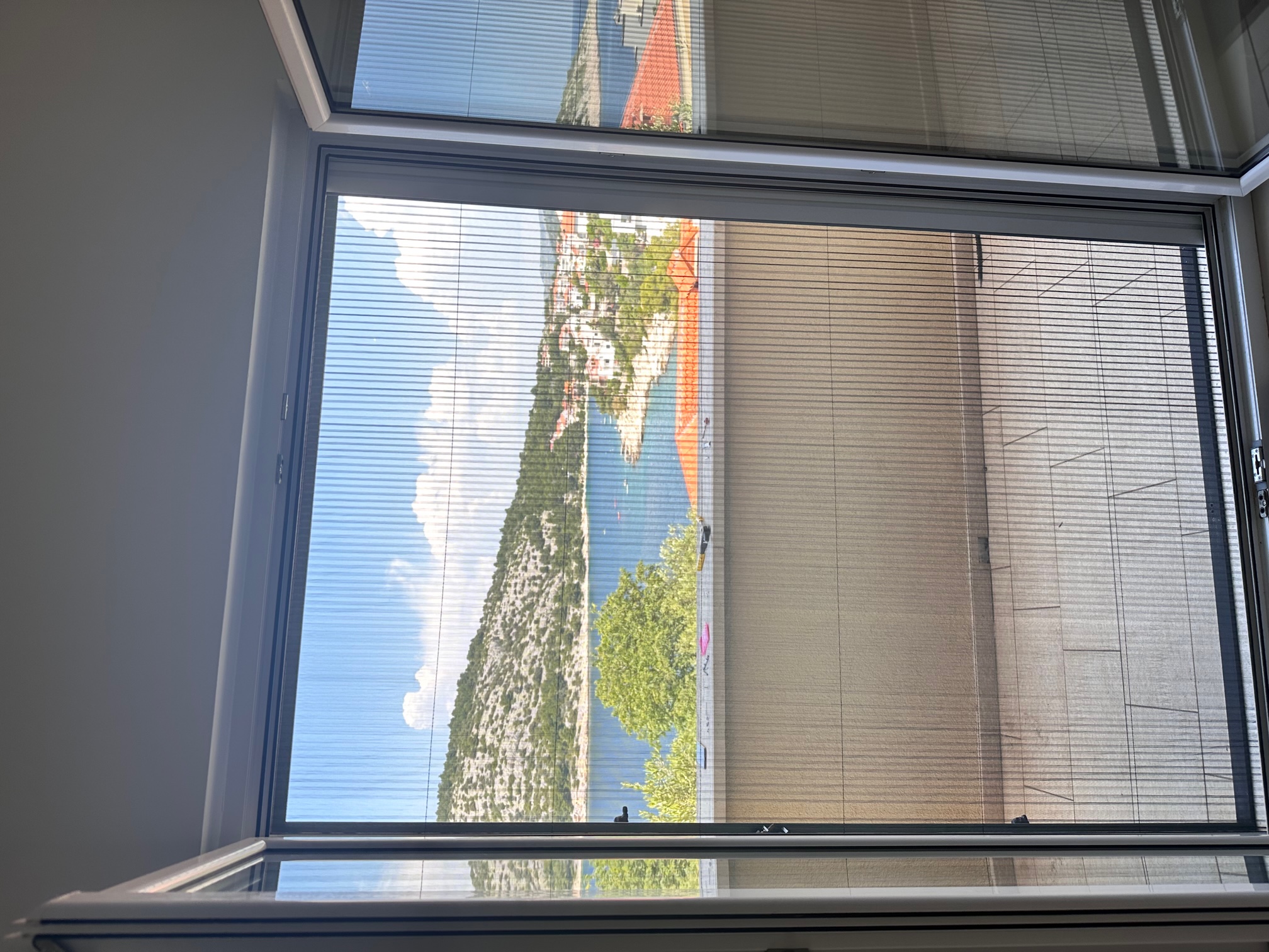 Plisované sítě proti hmyzu na rodinném domě ve Valašsku – detail realizace 3.
