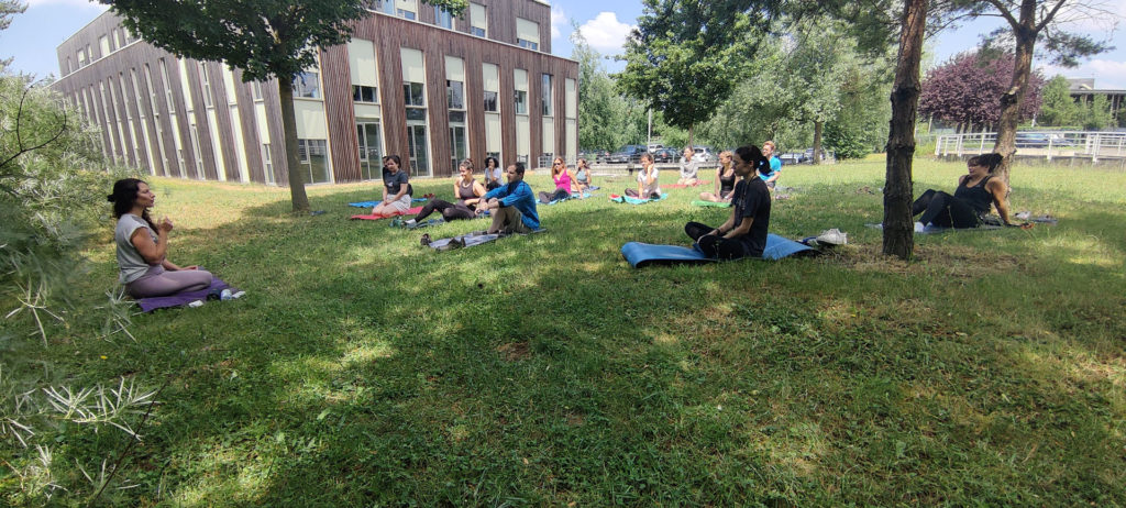 Scéance de yoga pour le bien-être des employées T&S
