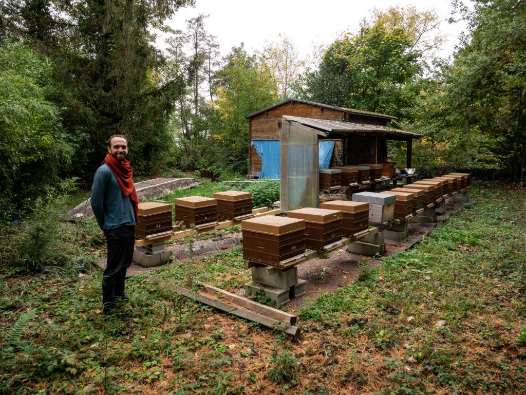 Henrique avec ses ruches prêtes pour l'hiver