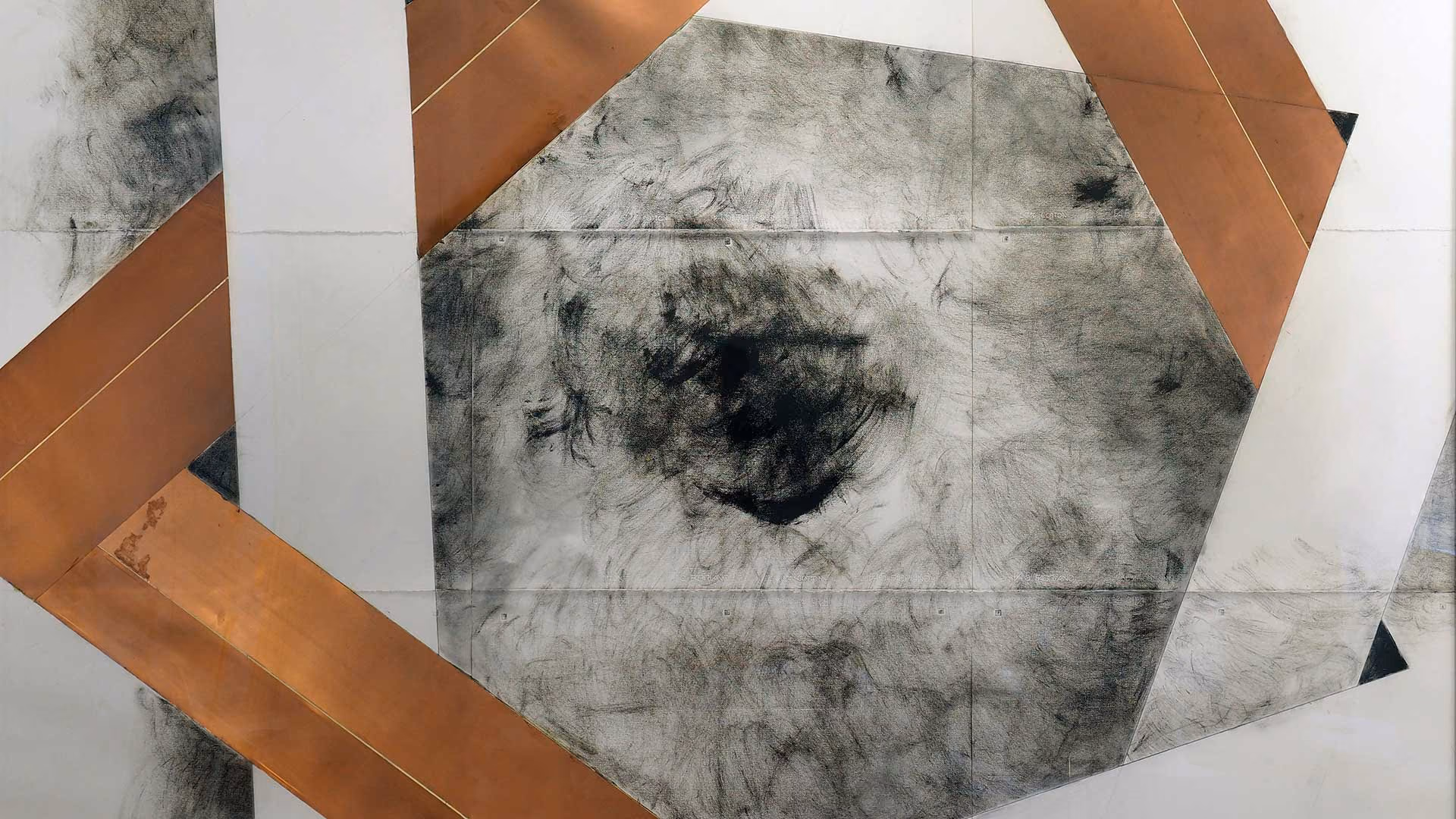 Opera d'arte astratta con strisce di rame e di metallo bianco