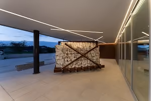 Installazione artistica di elementi incrociati in uno spazio espositivo