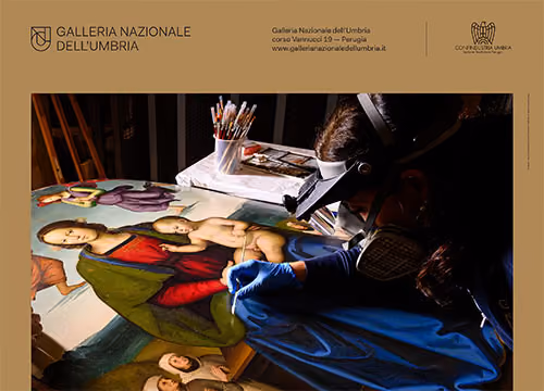 Invito della Galleria Nazionale dell'Umbria con una restauratrice al lavoro su un dipinto