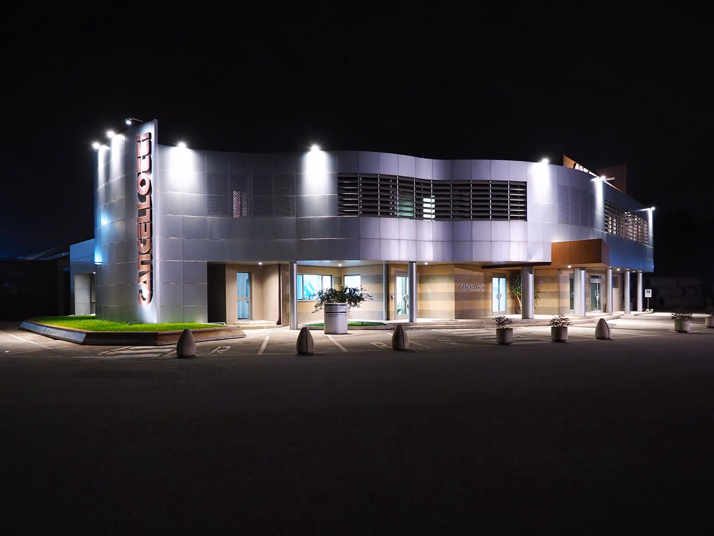 La sede Cancellotti illuminata di notte