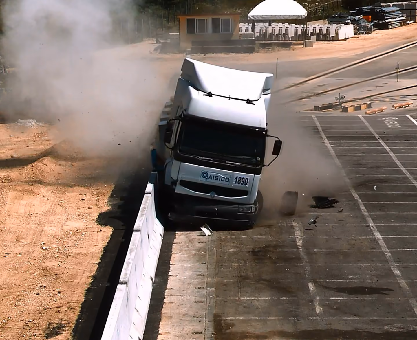 Crash test: un camion urta una barriera in calcestruzzo
