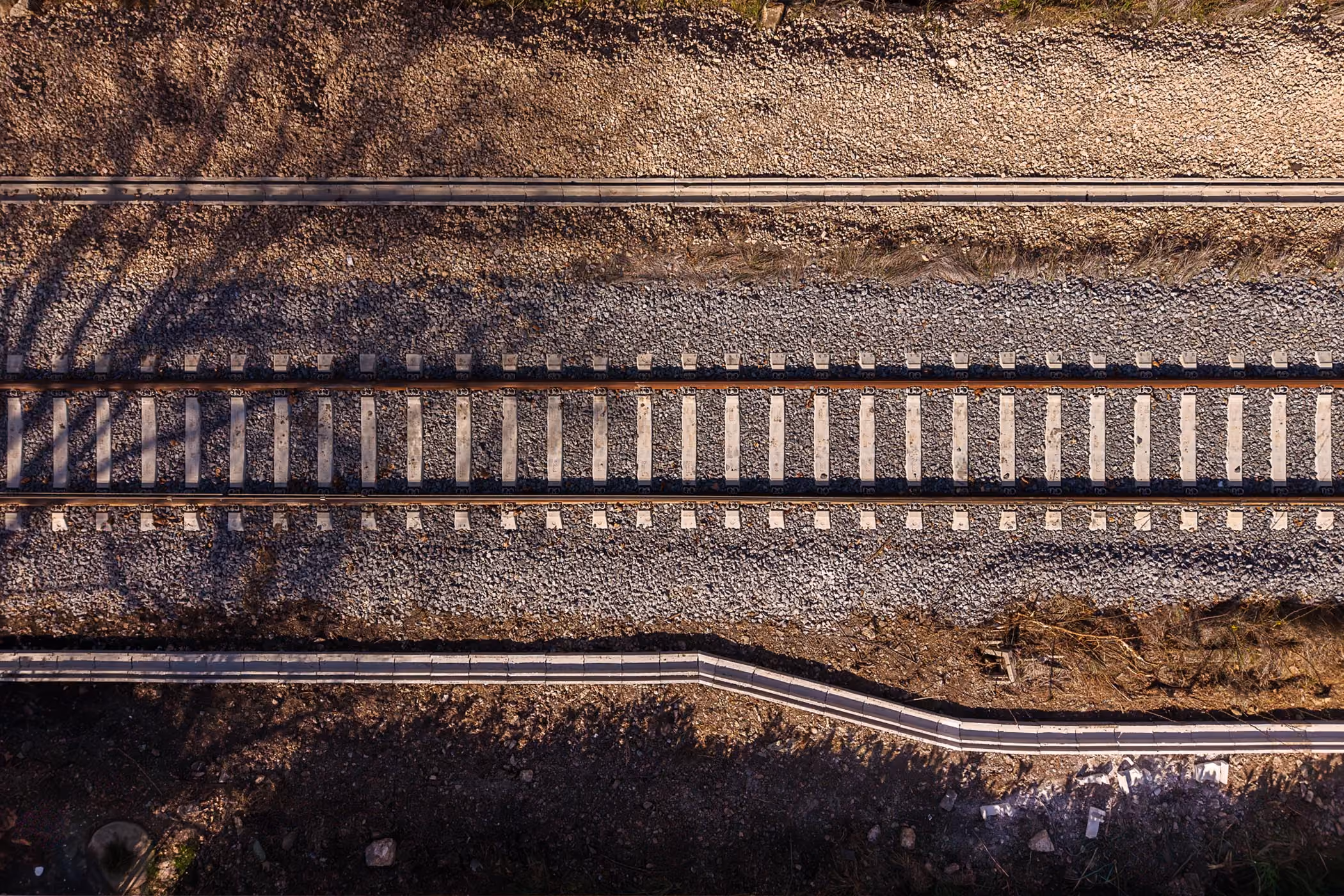 Veduta dall'alto di un binario ferroviario in costruzione