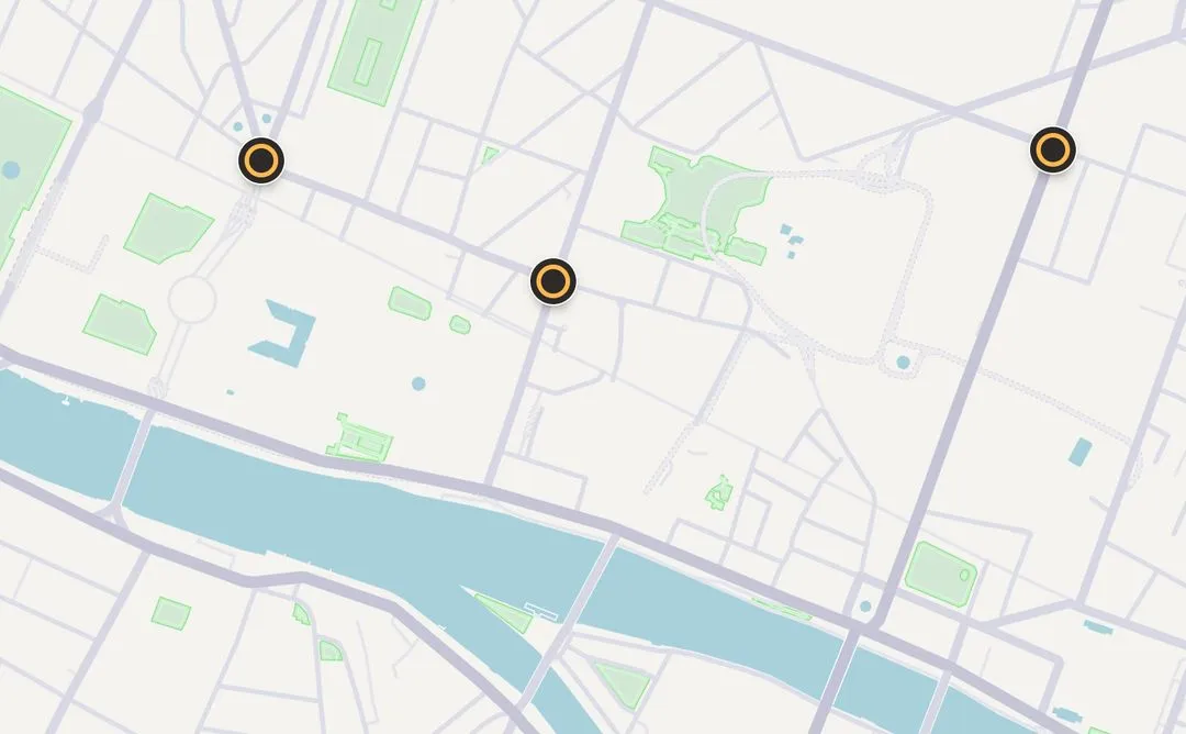 Carte stylisée avec un grand cours d'eau bleu traversant horizontalement et trois points d'intérêt marqués par des cercles noirs avec un anneau orange.