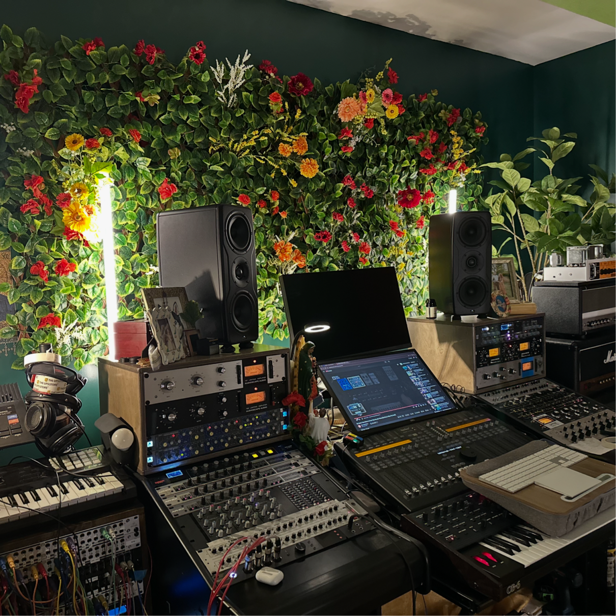 [background image] image of studio interior (for a music studio)
