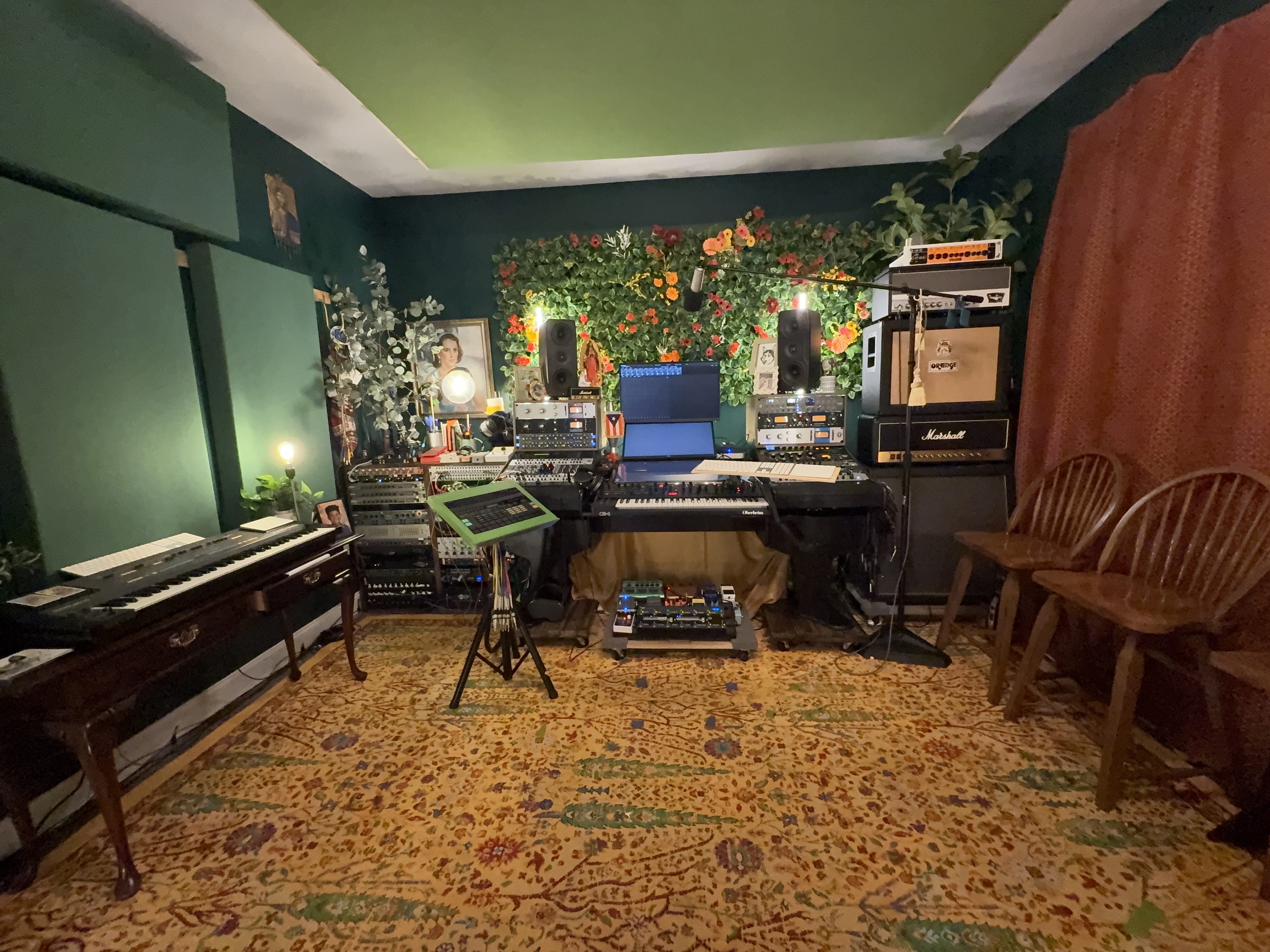 [background image] image of studio interior (for a music studio)