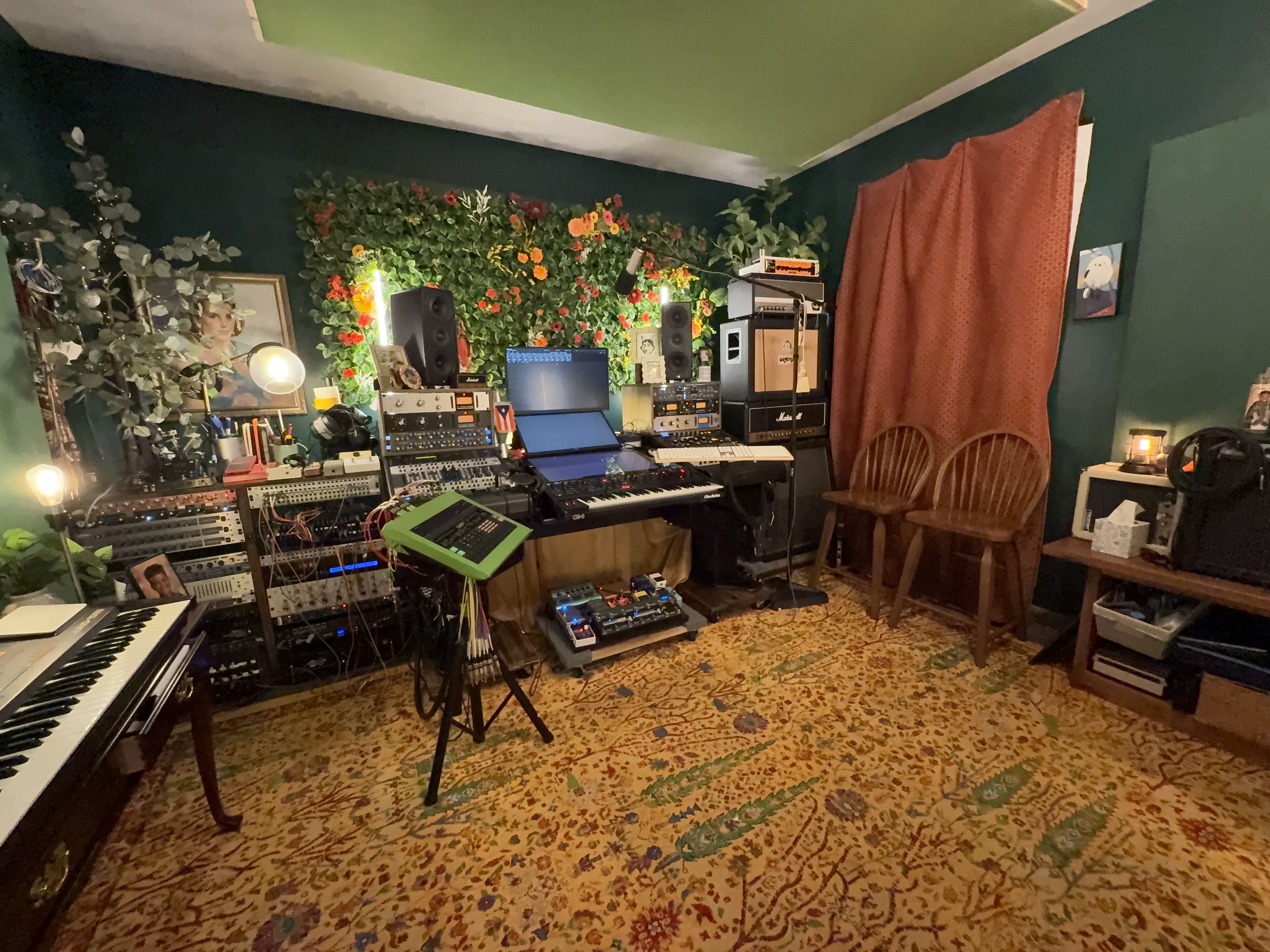 [background image] image of studio interior (for a music studio)