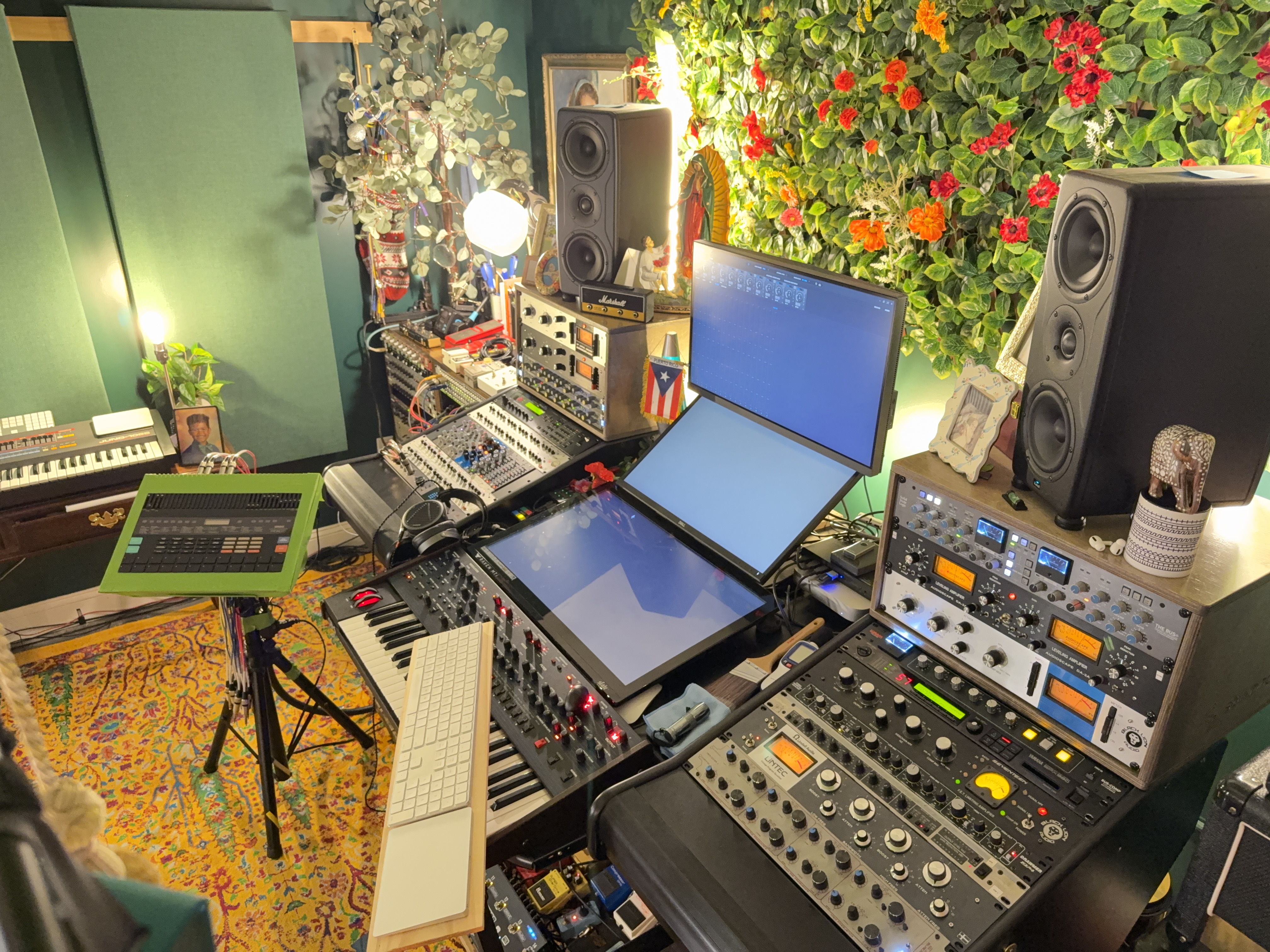 [background image] image of studio interior (for a music studio)