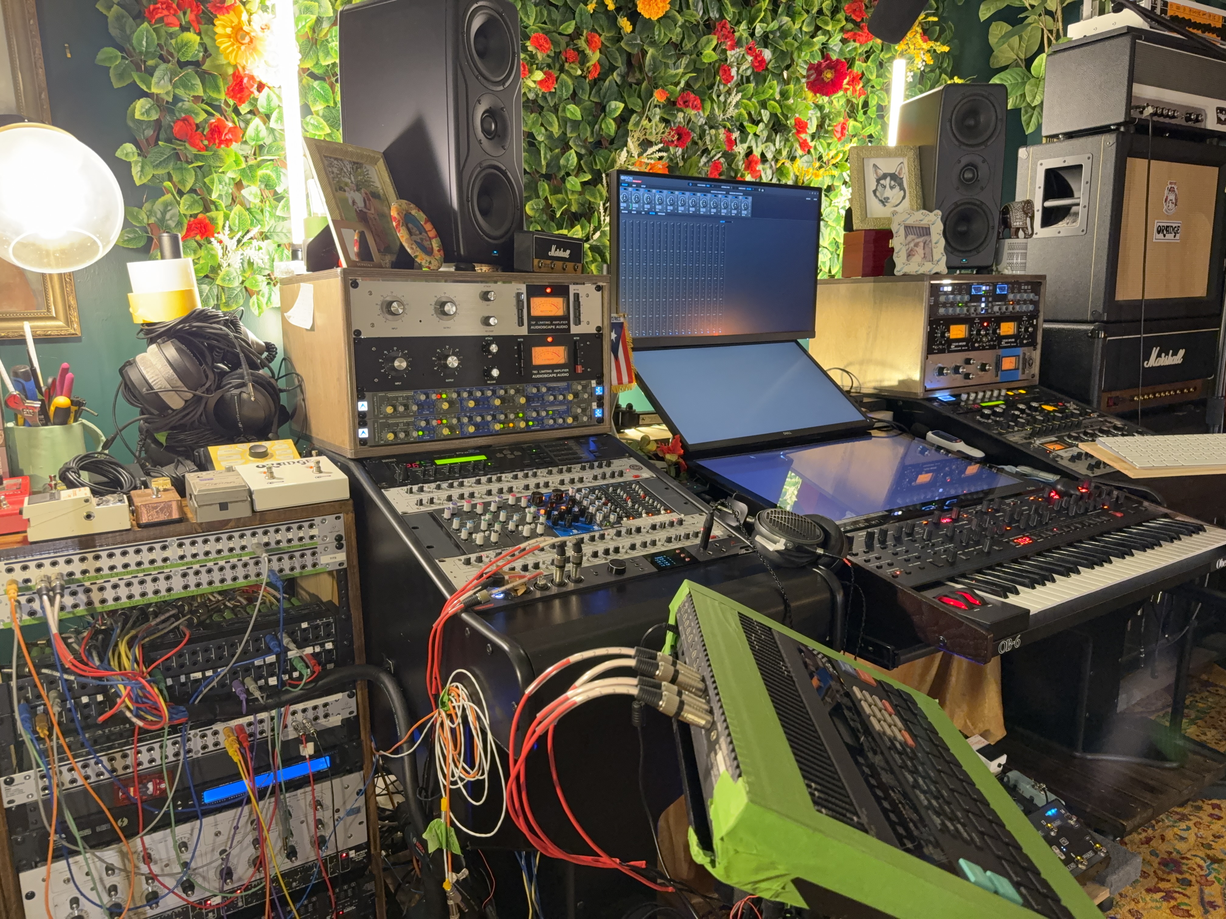[background image] image of studio interior (for a music studio)