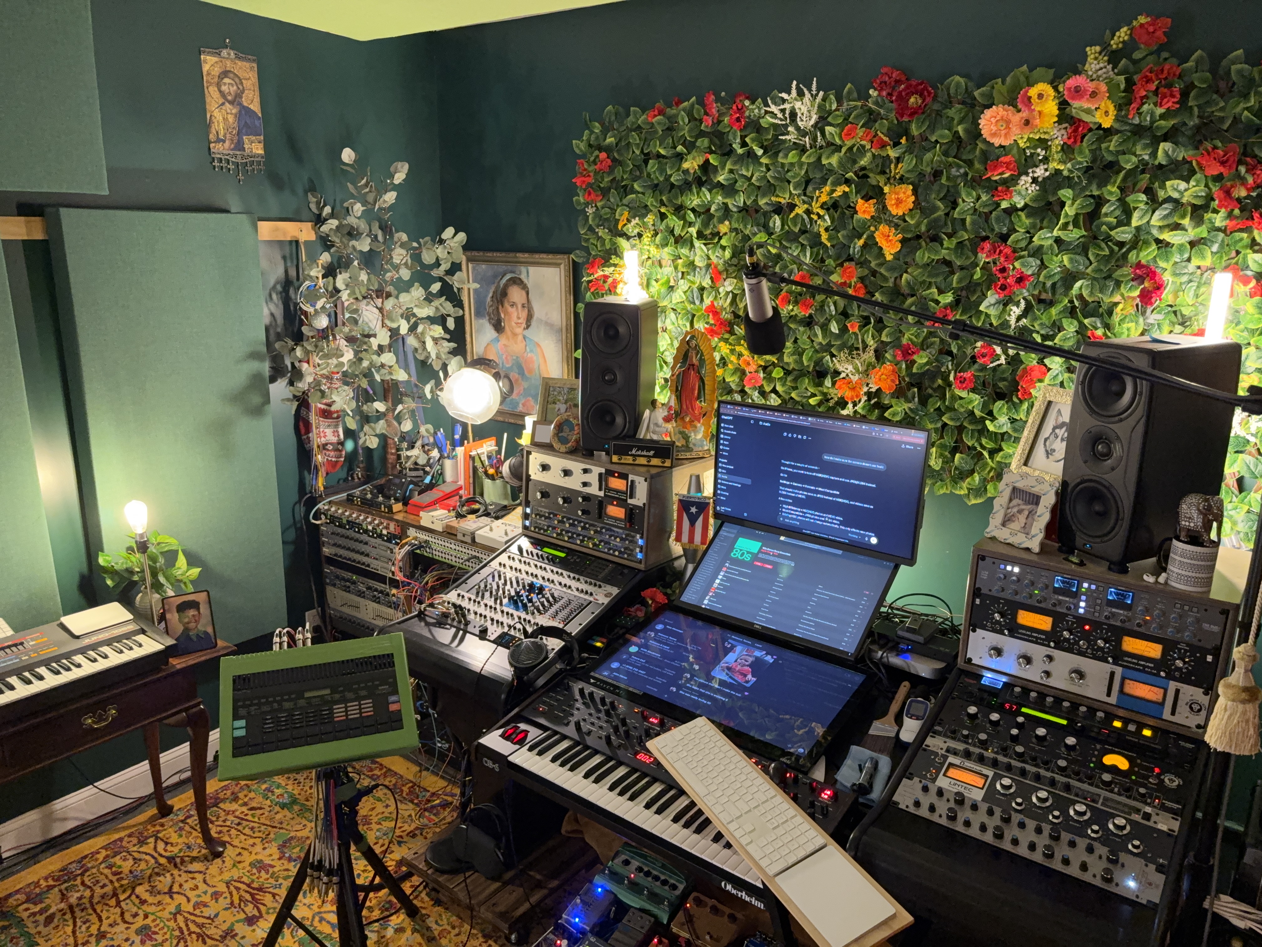 [background image] image of studio interior (for a music studio)