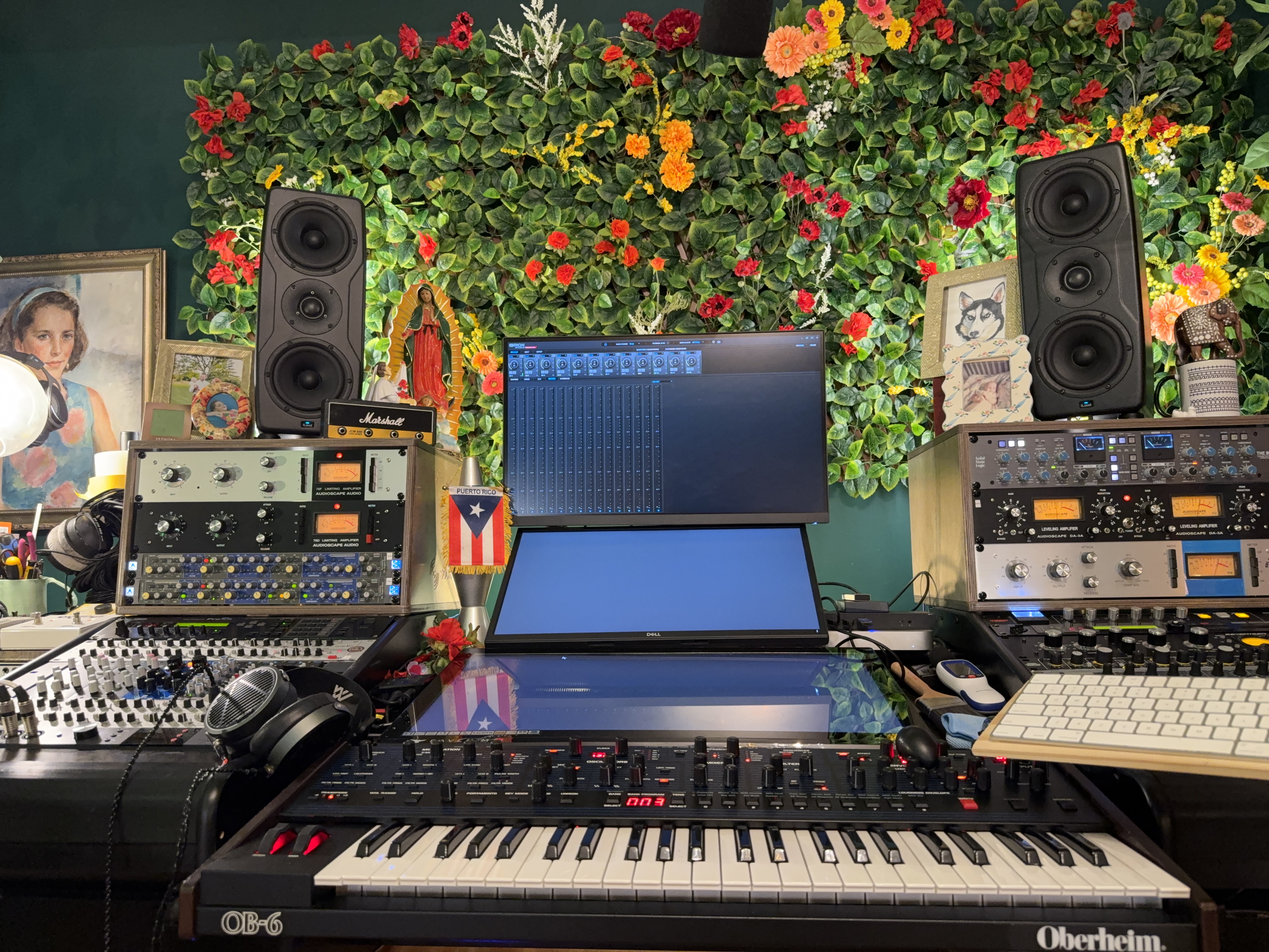 [background image] image of studio interior (for a music studio)