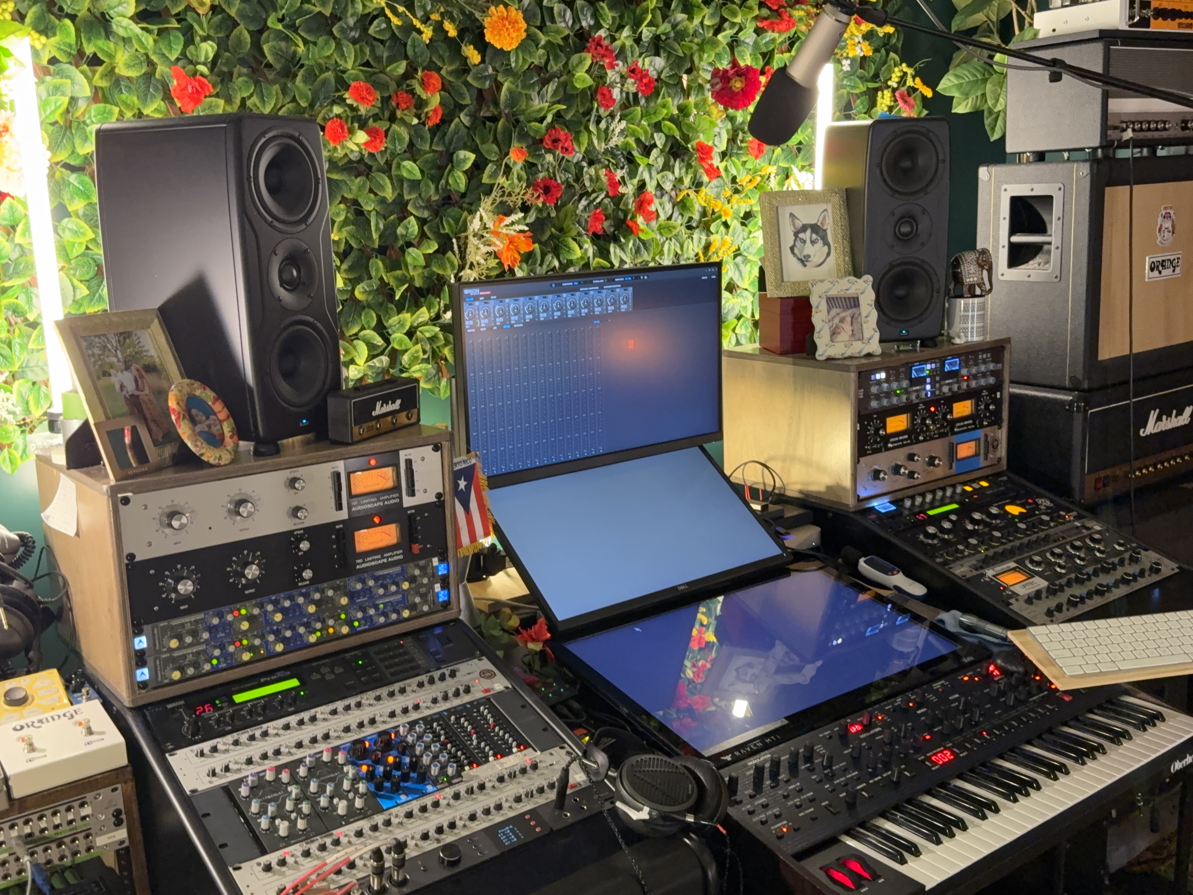 [background image] image of studio interior (for a music studio)
