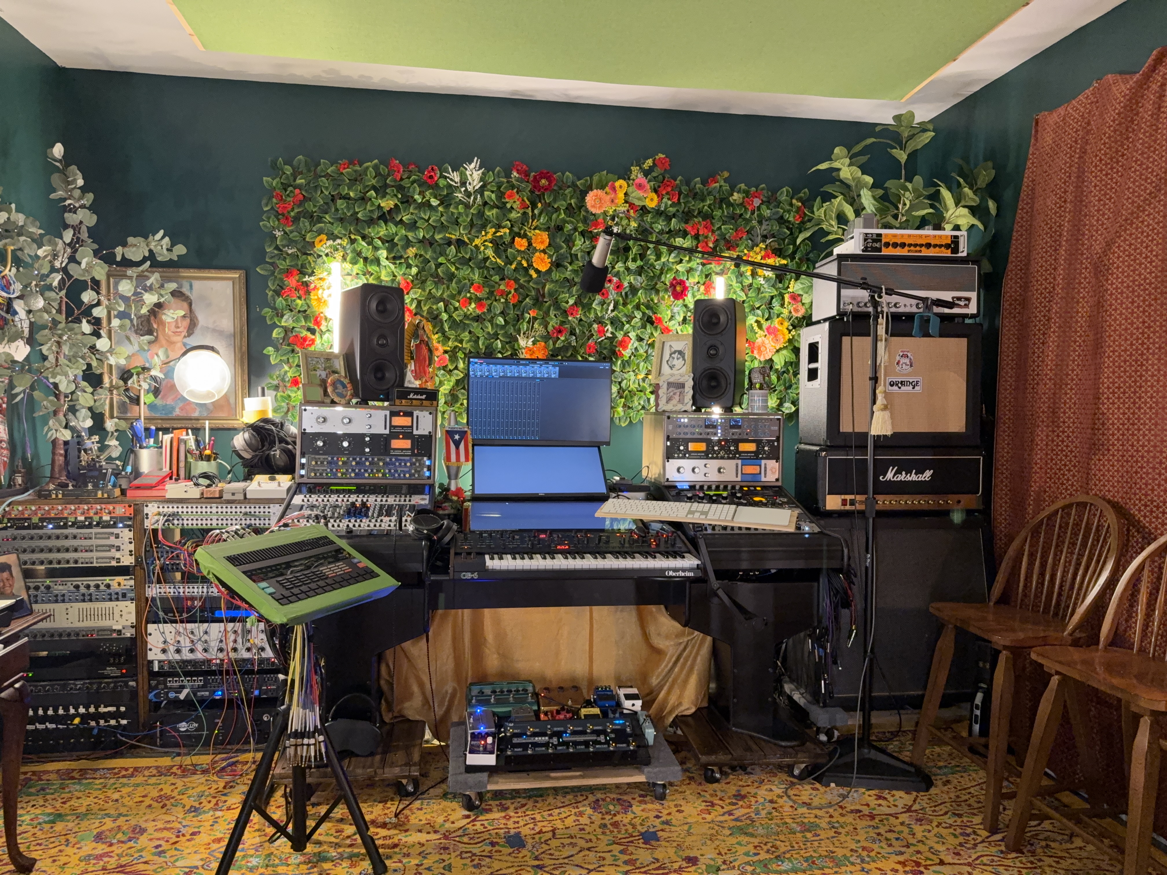 [background image] image of studio interior (for a music studio)