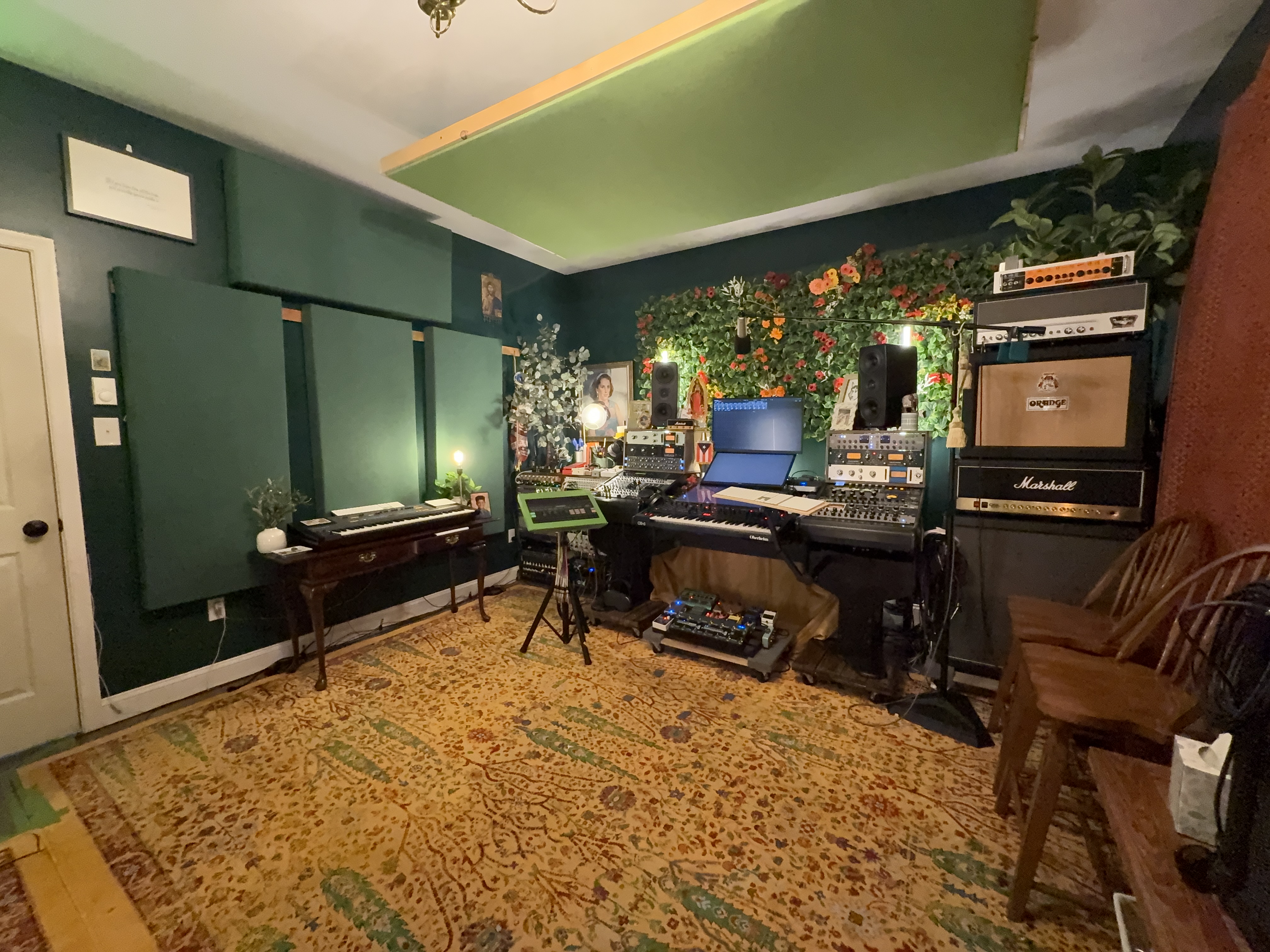[background image] image of studio interior (for a music studio)