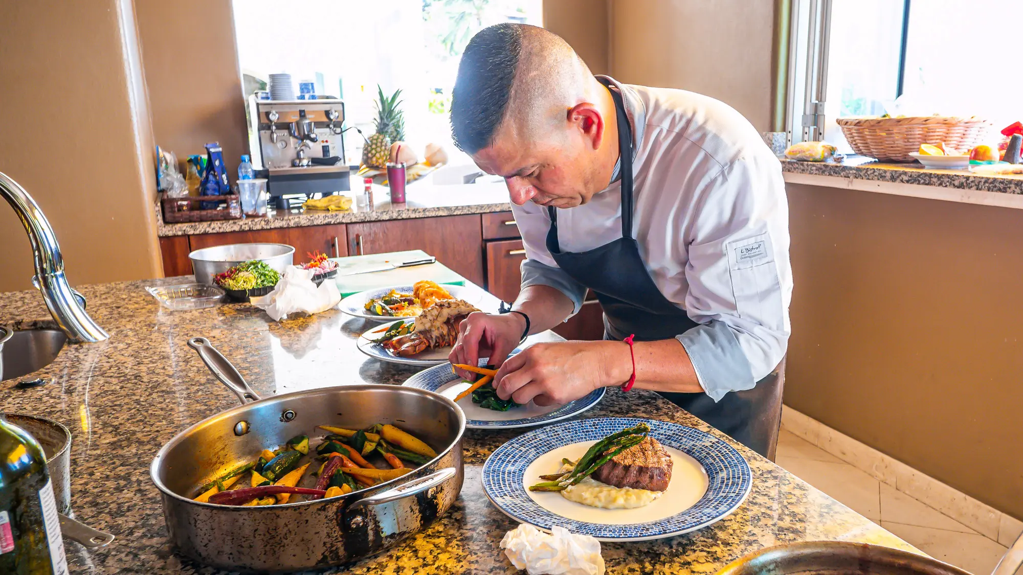 Chef preparando comidas para los huéspedes de Villa Montecito, Puerto Vallarta