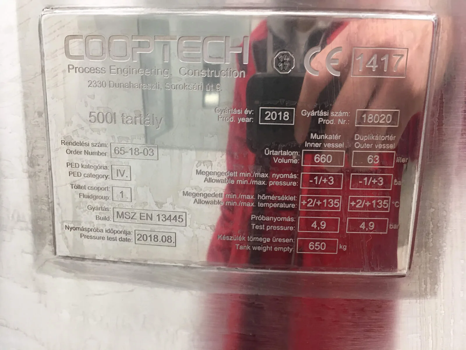 Cooptech gyártmányú, 500 literes tartály adattáblája CE-jelöléssel
