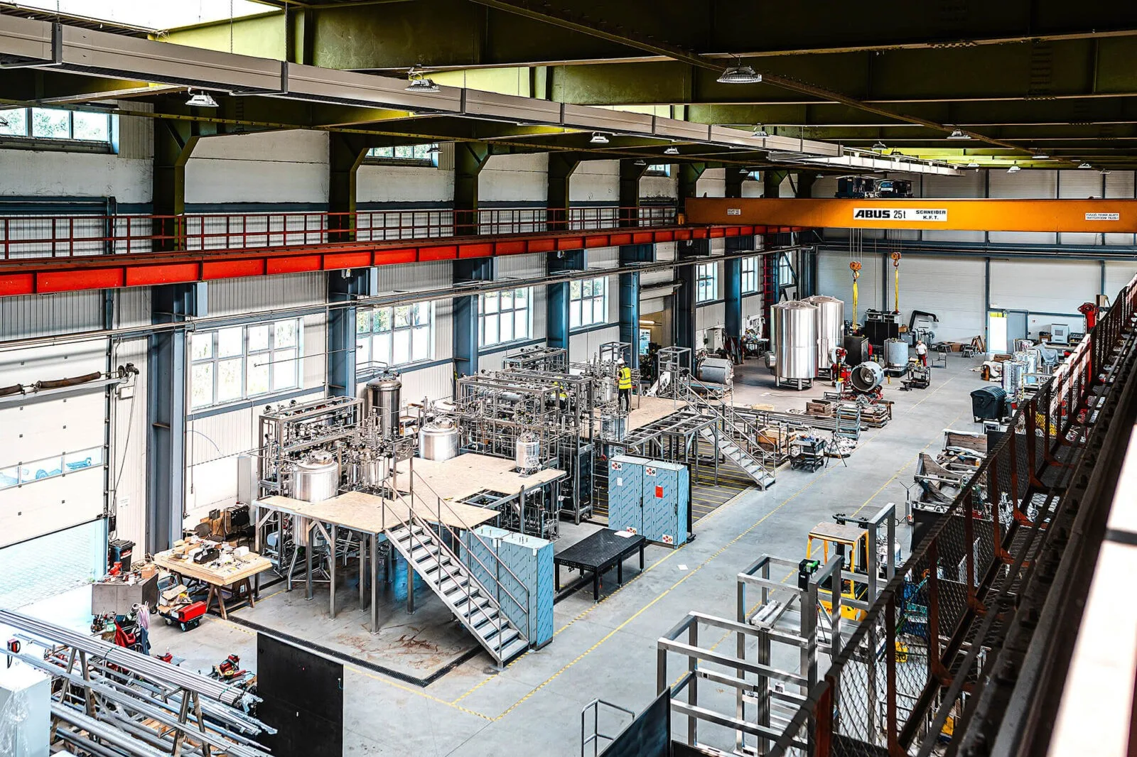 Áttekintés a gyártócsarnokról: technológiai egységek a futódaru alatt
